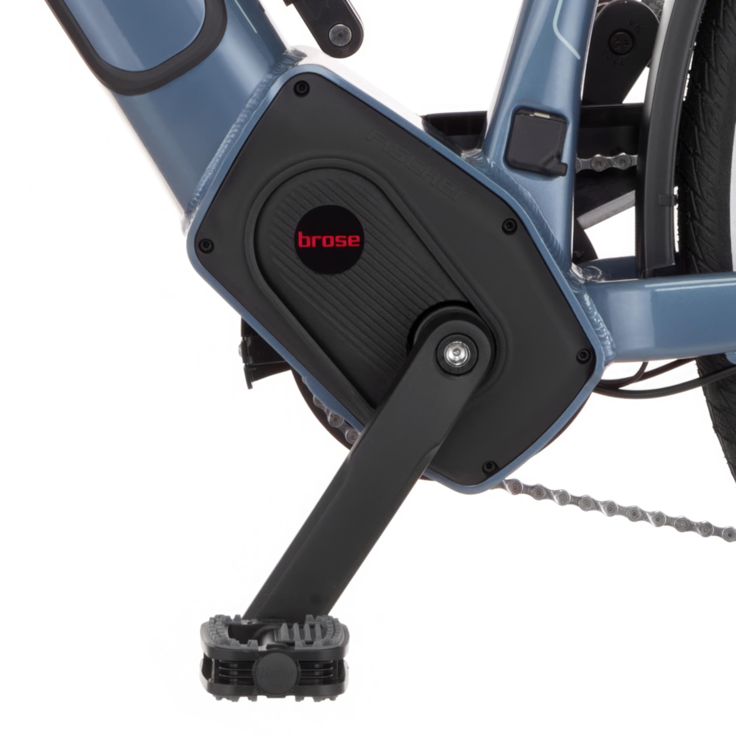 Nahaufnahme des blauen Fahrradrahmens mit Kurbel, Kette und Brose-Motor.
