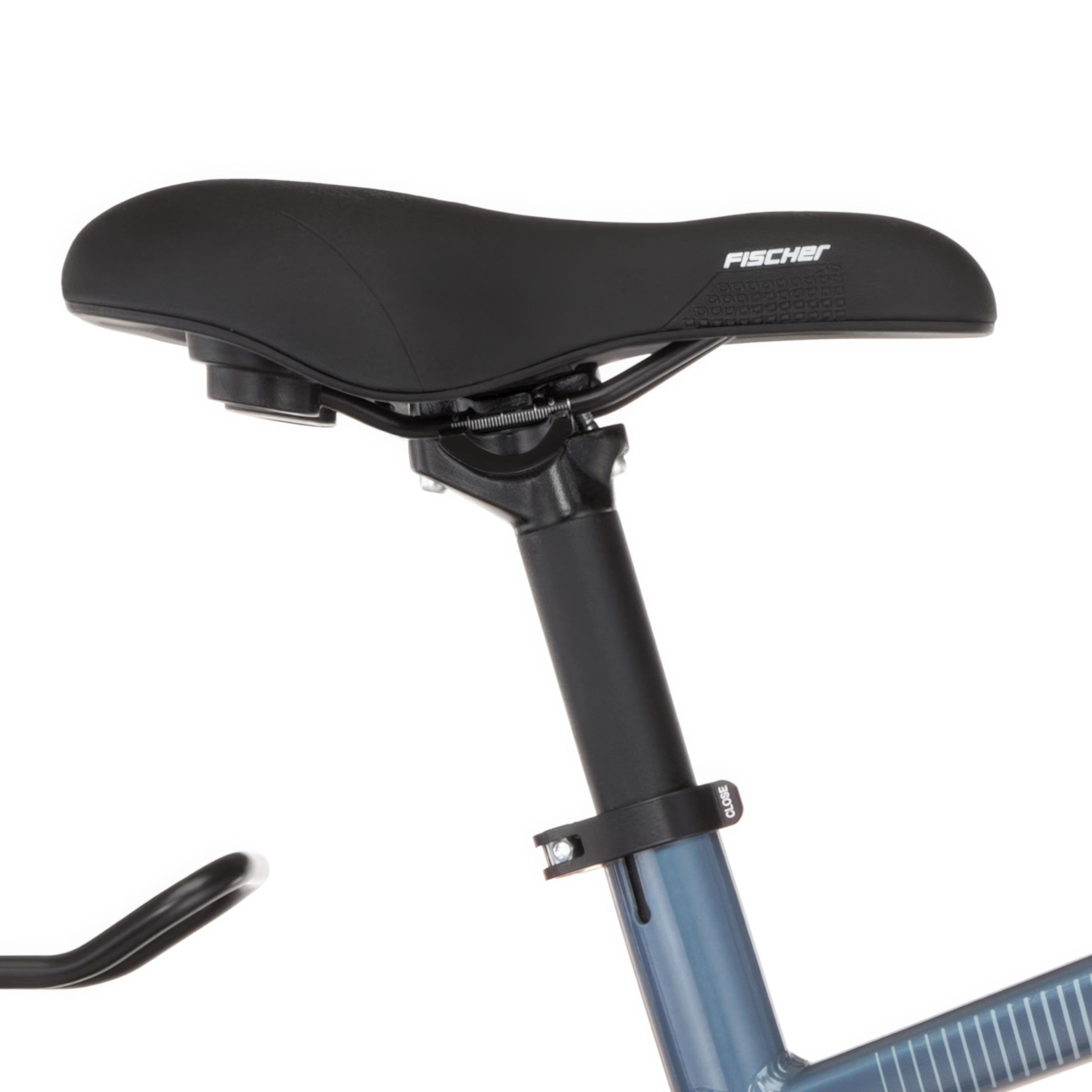 Schwarzer Fahrradsattel mit FISCHER-Logo auf schwarzem Sattelgestell und blauem Rahmen.