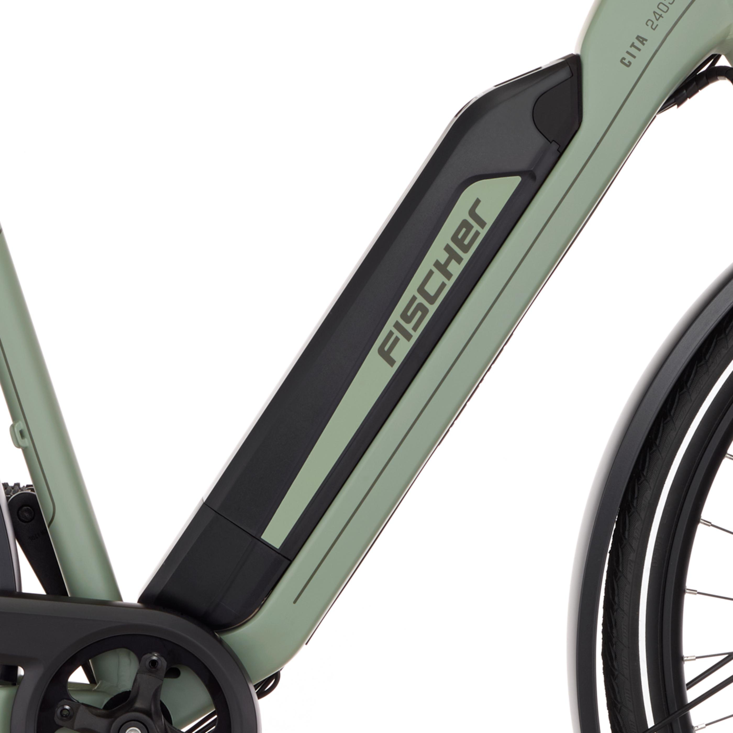 Grünes E-Bike mit schwarzem Akku und Aufschrift FISCHER.