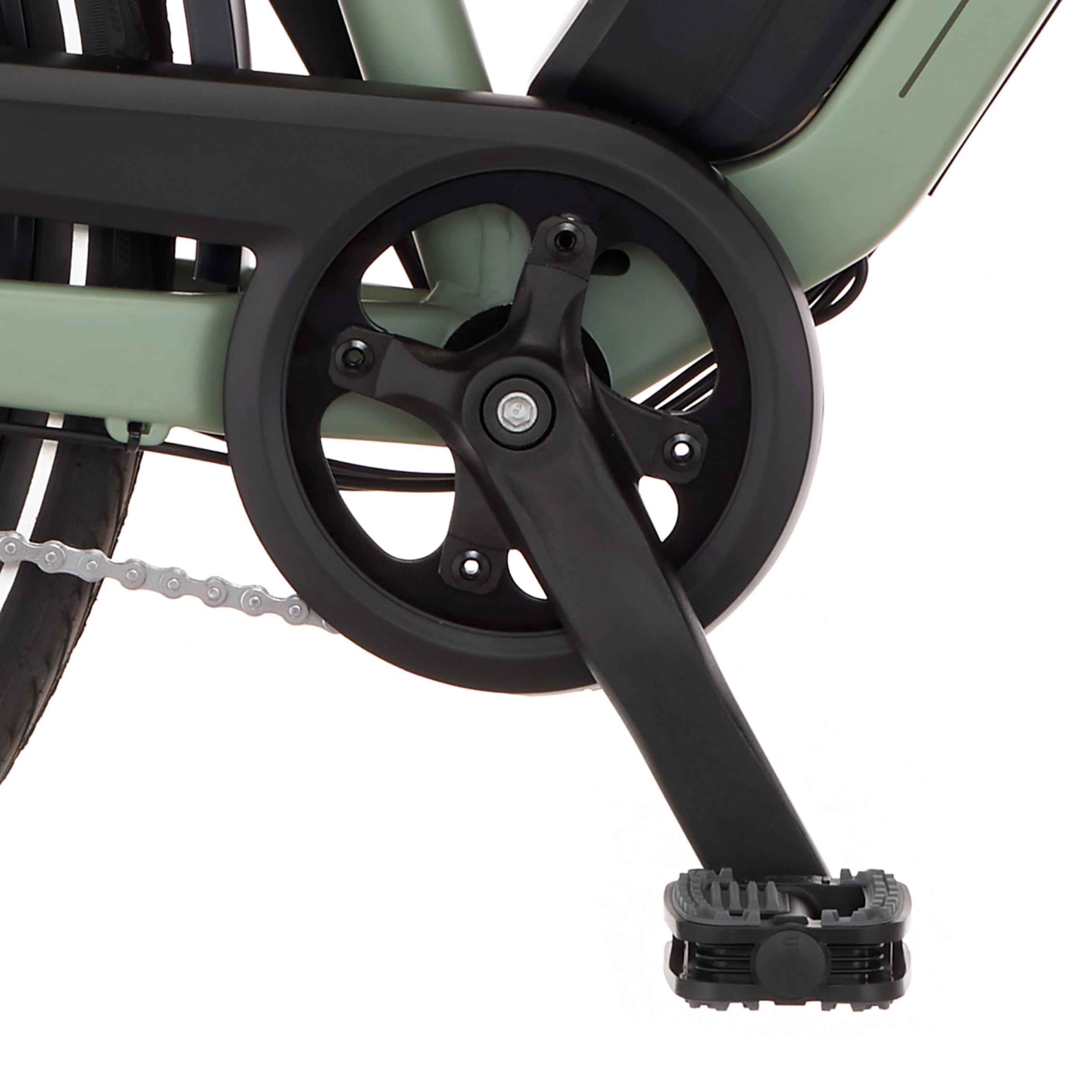 Nahaufnahme einer Fahrradkette, Kurbelgarnitur und eines Pedals auf weißem Hintergrund.