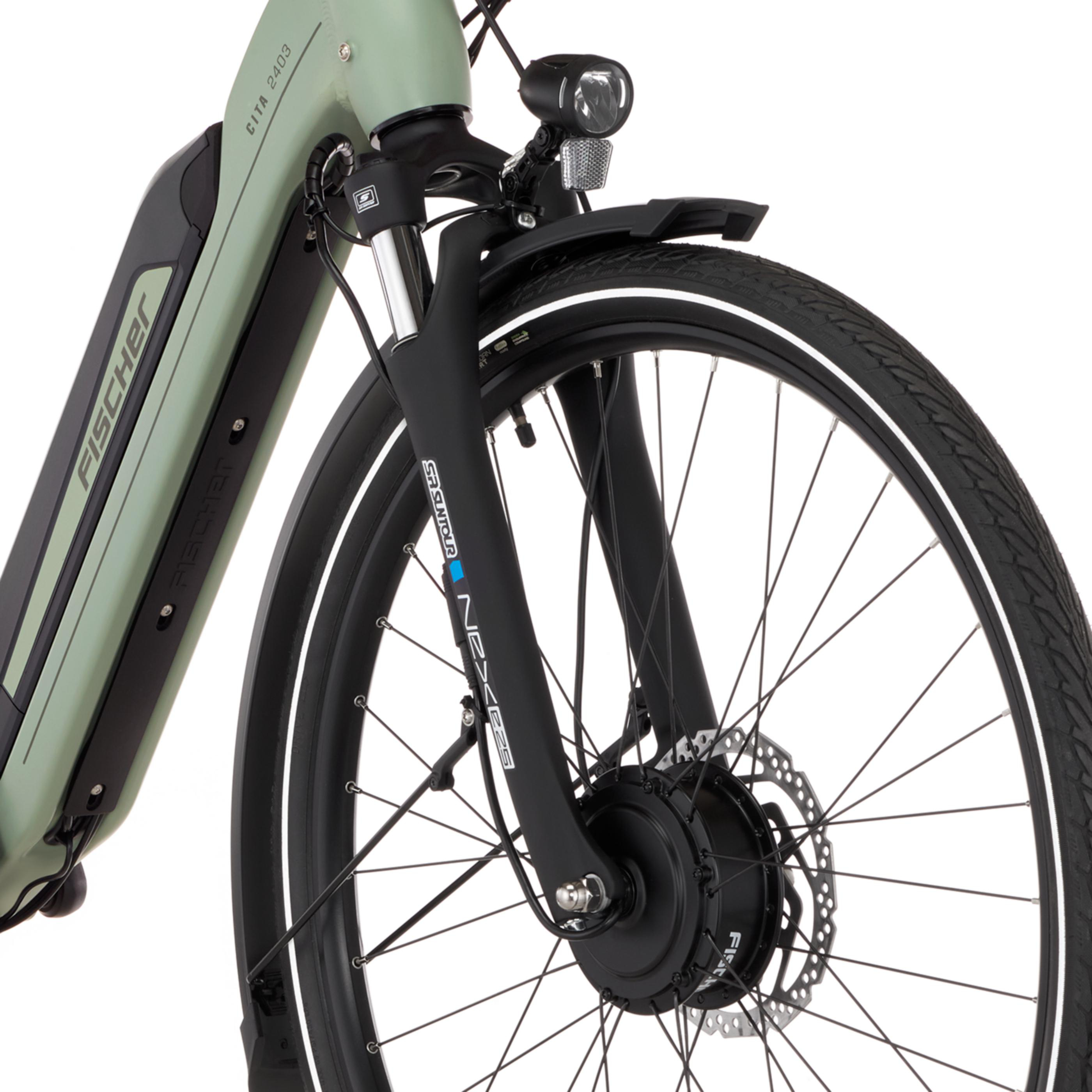 Nahaufnahme des Vorderrads, der Gabel und des Akkus eines hellgrünen E-Bikes.