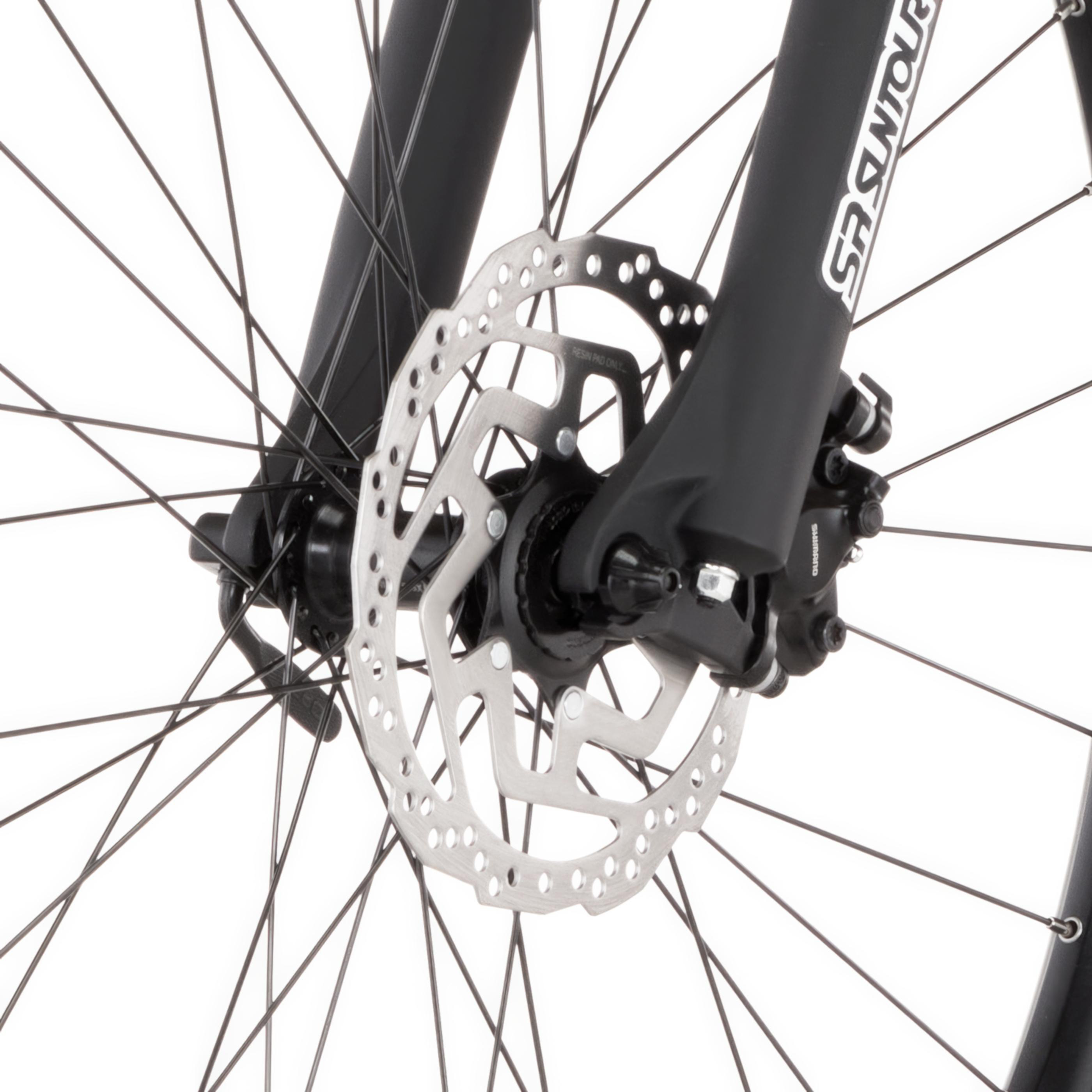 Nahaufnahme einer Fahrradscheibenbremse mit Speichen und Gabel.