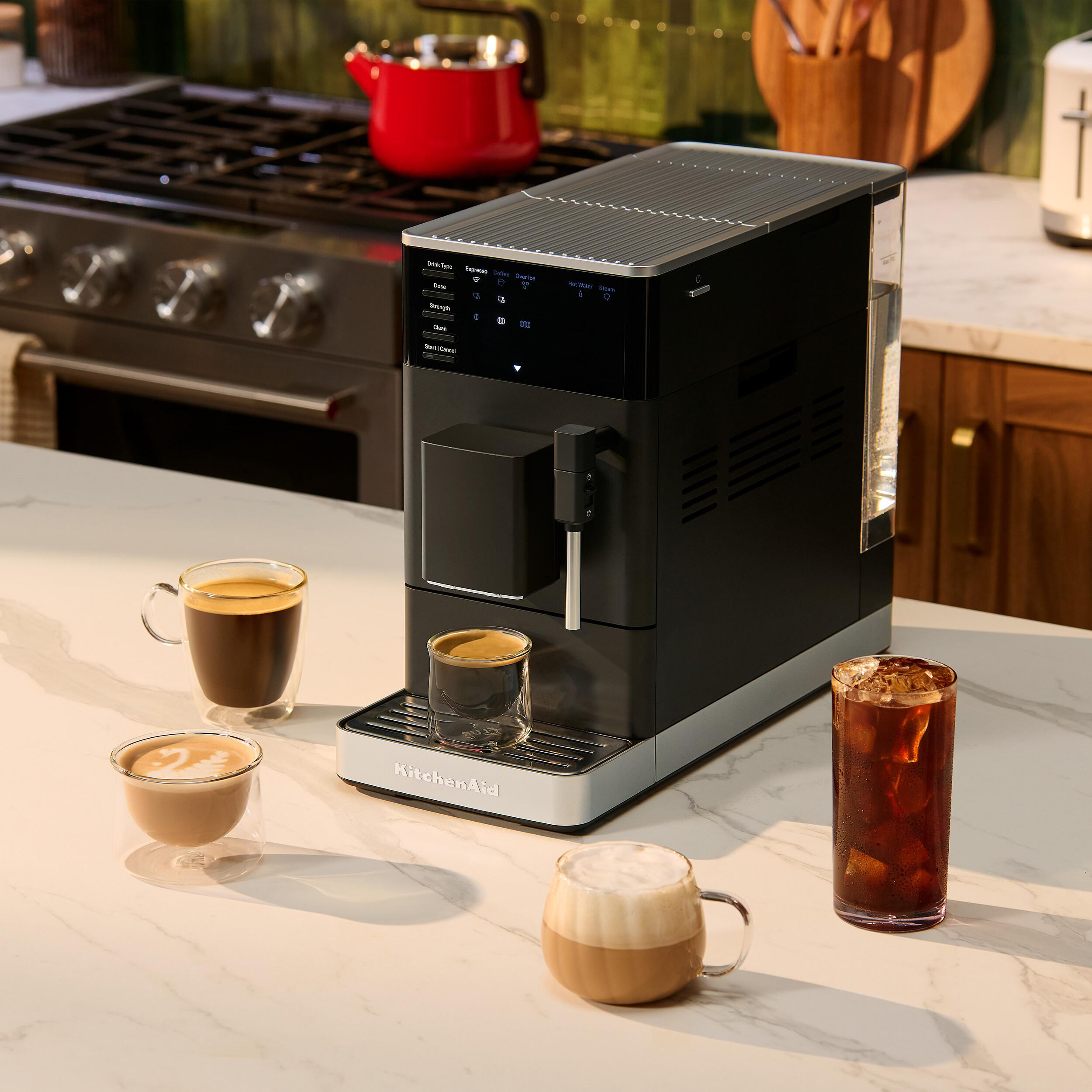 Kaffeemaschine mit vier Kaffees, darunter Espresso und Eiskaffee.