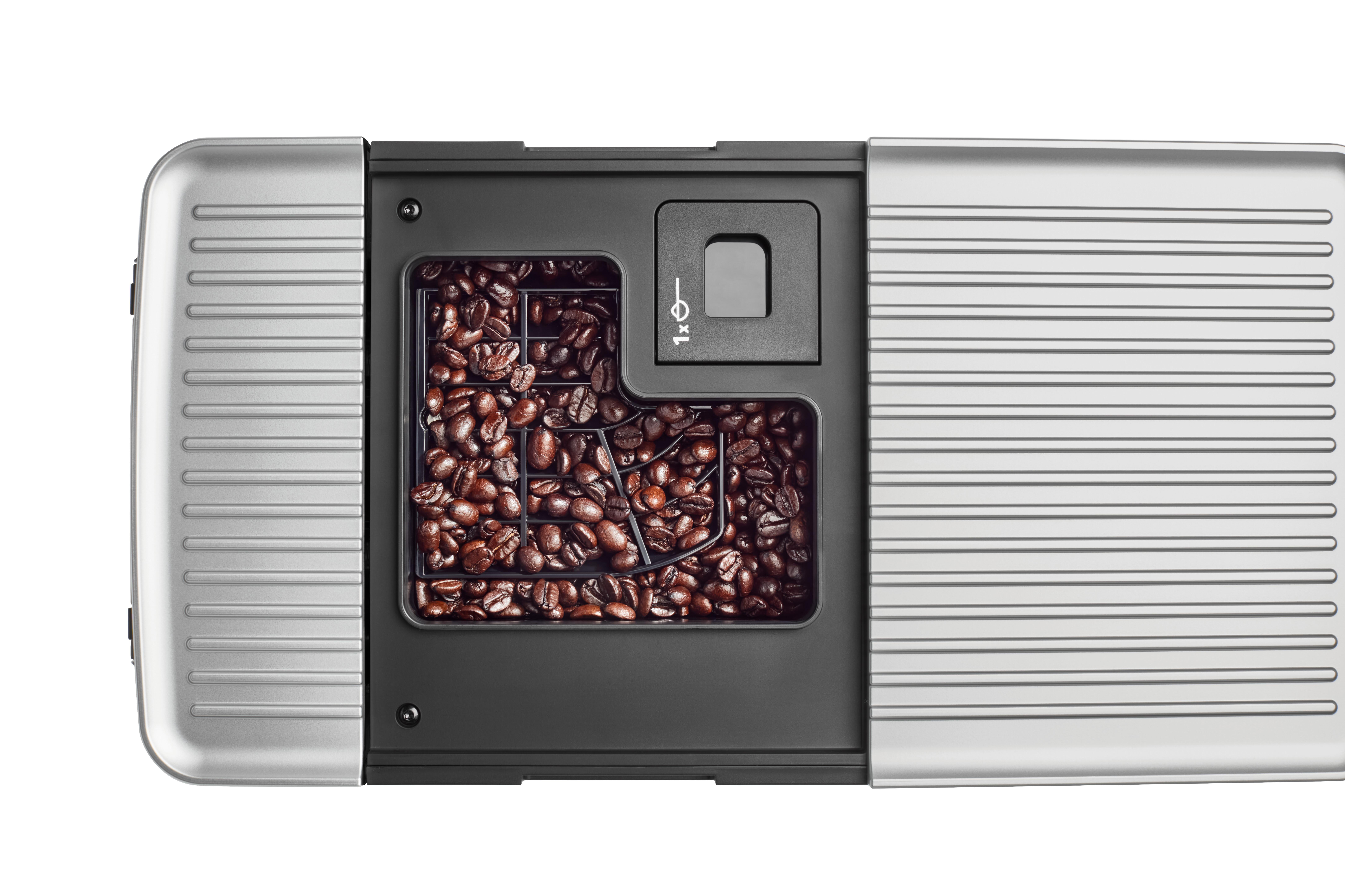 Silberne Kaffeemaschine mit Bohnenbehälter voller gerösteter Kaffeebohnen.