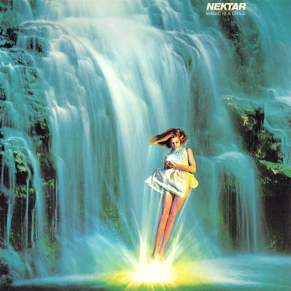 Eine Frau in einem weißen Kleid schwebt vor einem Wasserfall, beleuchtet von unten.