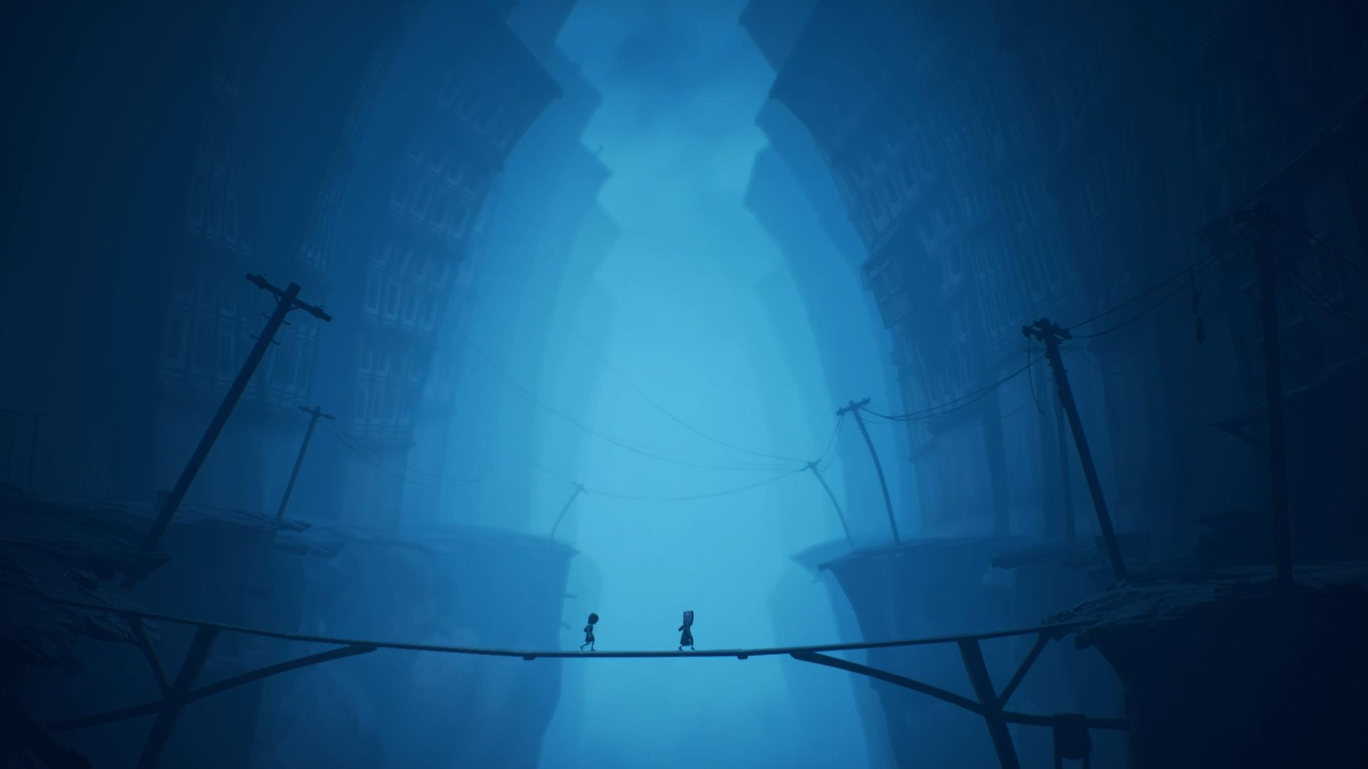 Zwei Silhouetten gehen über eine Brücke zwischen nebligen Gebäuden.