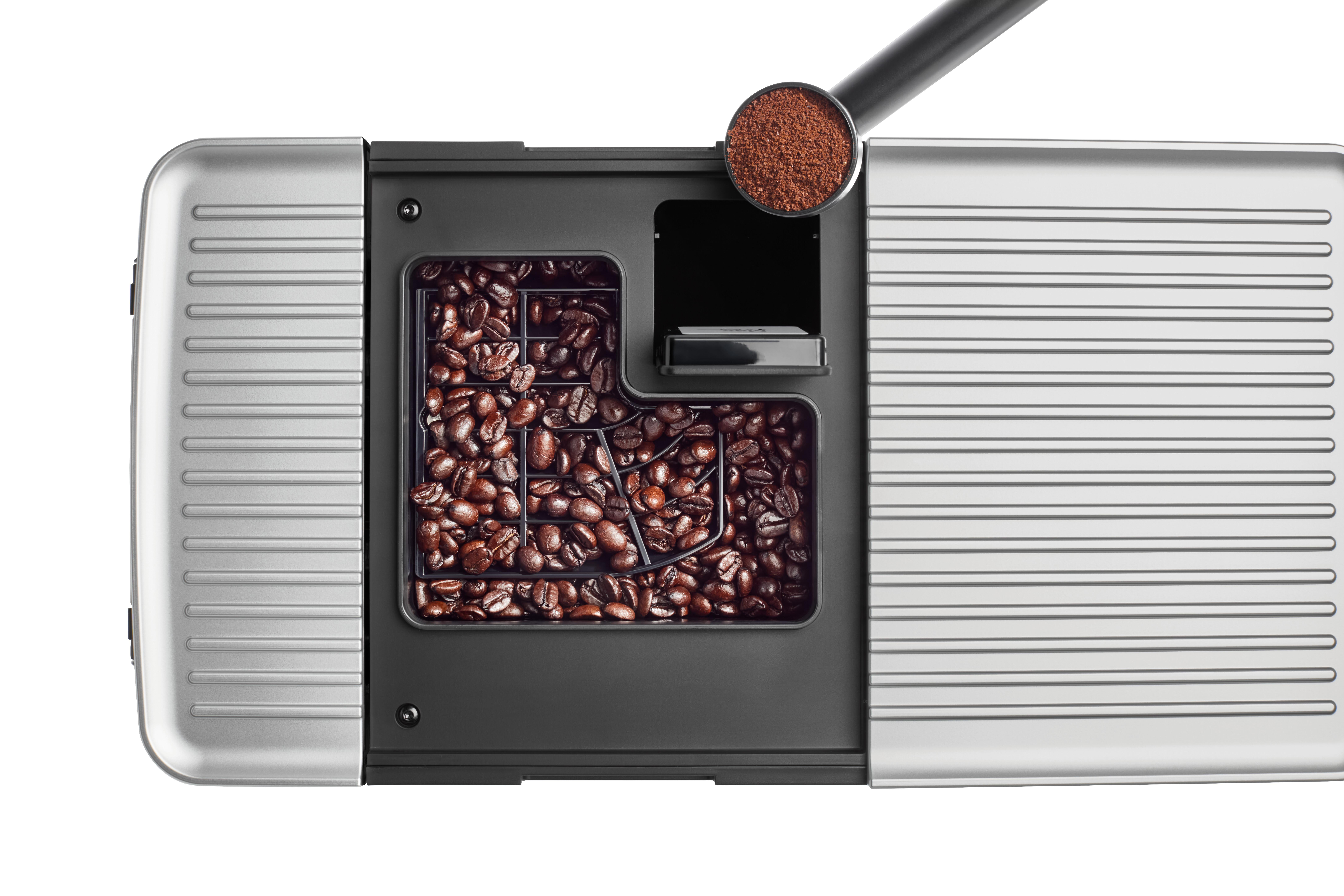 Kaffeemaschine mit Bohnenbehälter und Löffel mit Kaffeepulver.