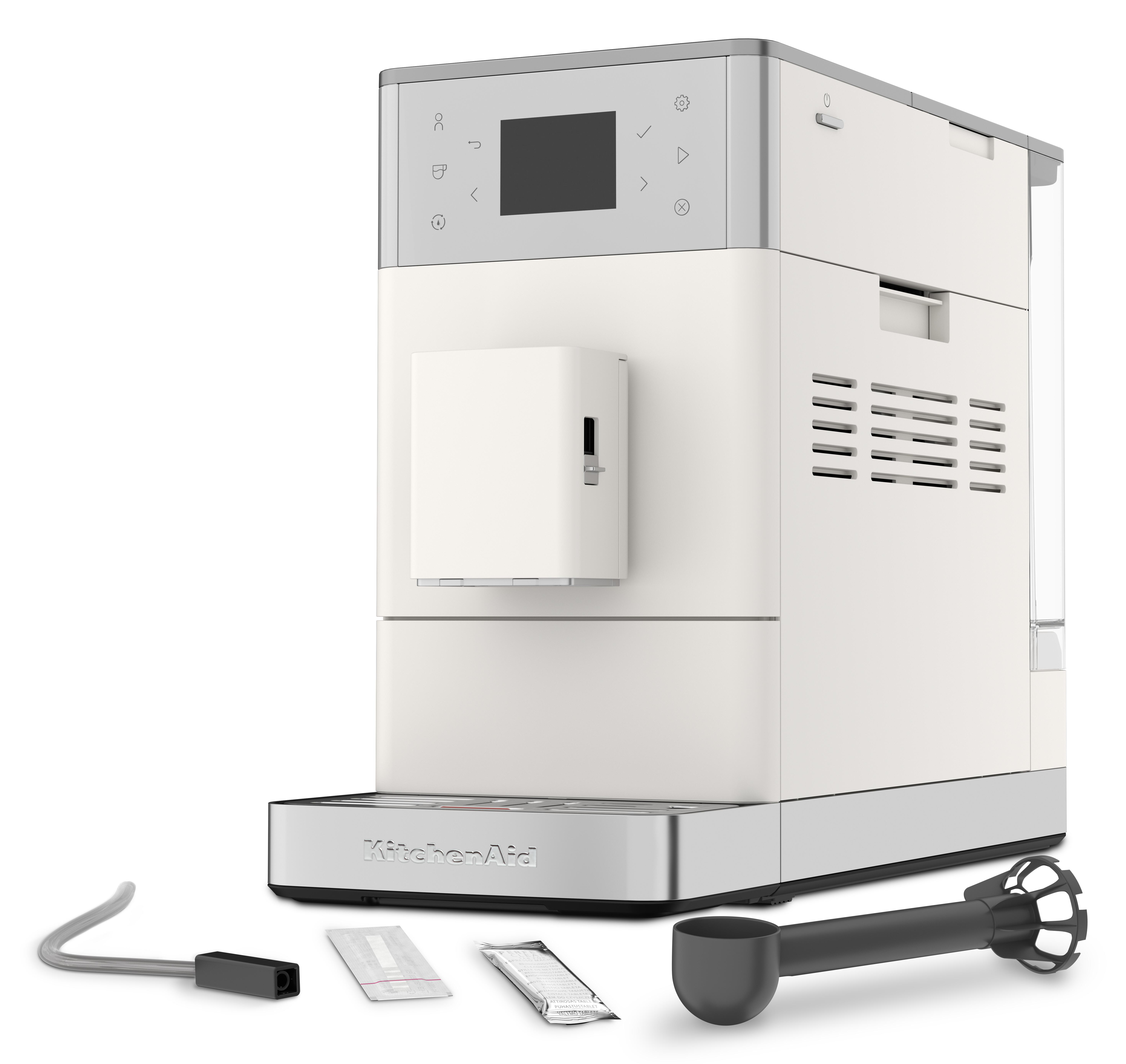 Weiße KitchenAid Kaffeemaschine mit Zubehör: Netzkabel, Reinigungstabletten und Schneebesenaufsatz.