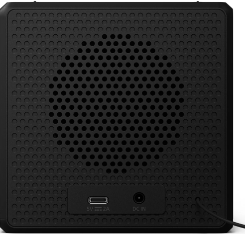 Schwarzer Lautsprecher mit Lochmuster und Anschlüssen: USB-C (5V 2A) und DC IN.