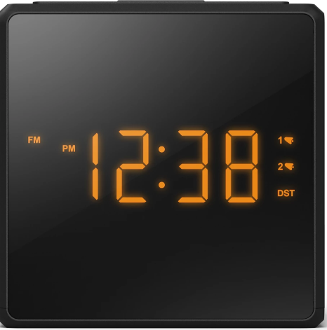 Digitaluhr zeigt 12:38 Uhr mit FM- und PM-Anzeige.