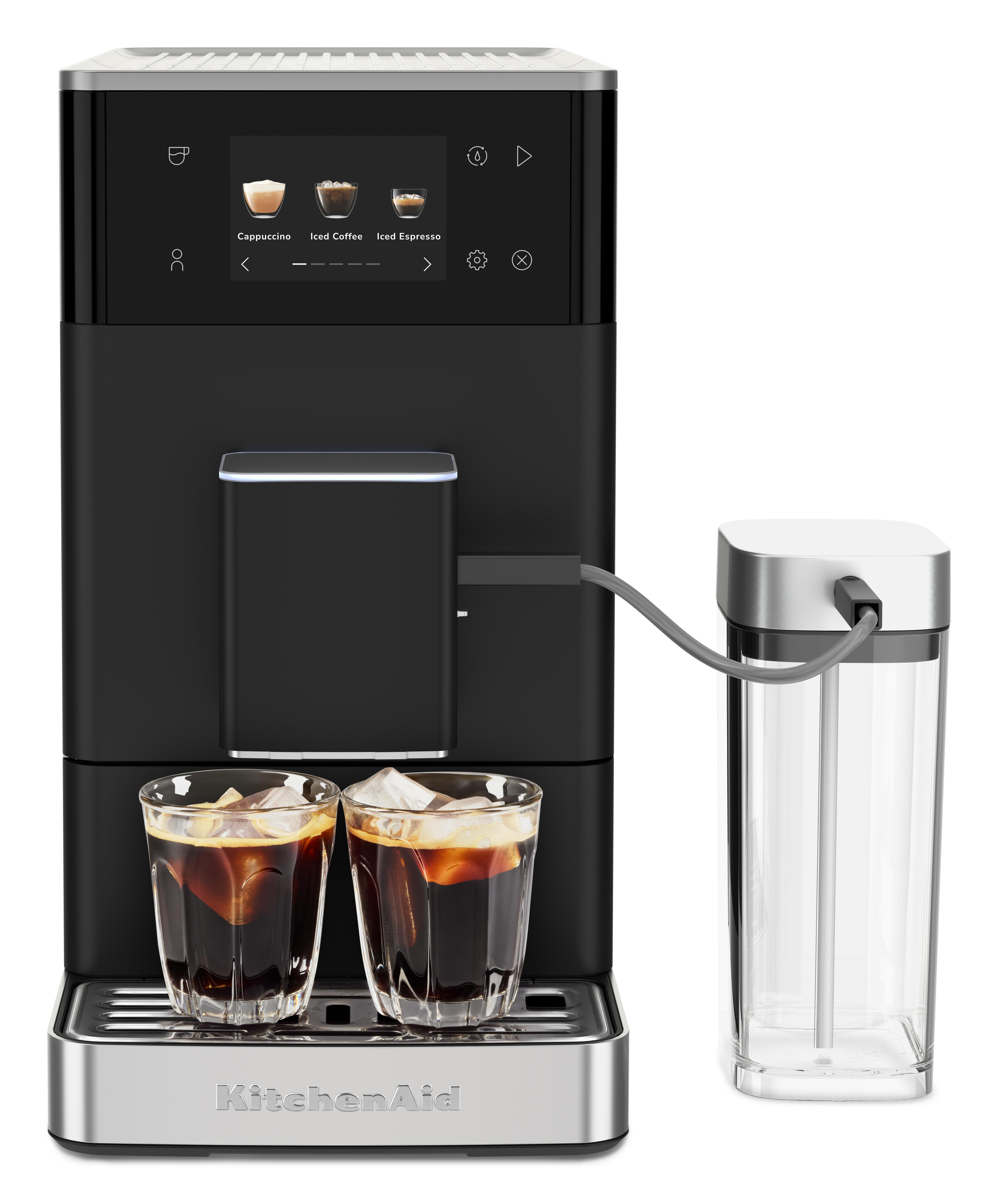 Schwarze Kaffeemaschine mit zwei Gläsern Eiskaffee und separatem Milchbehälter.