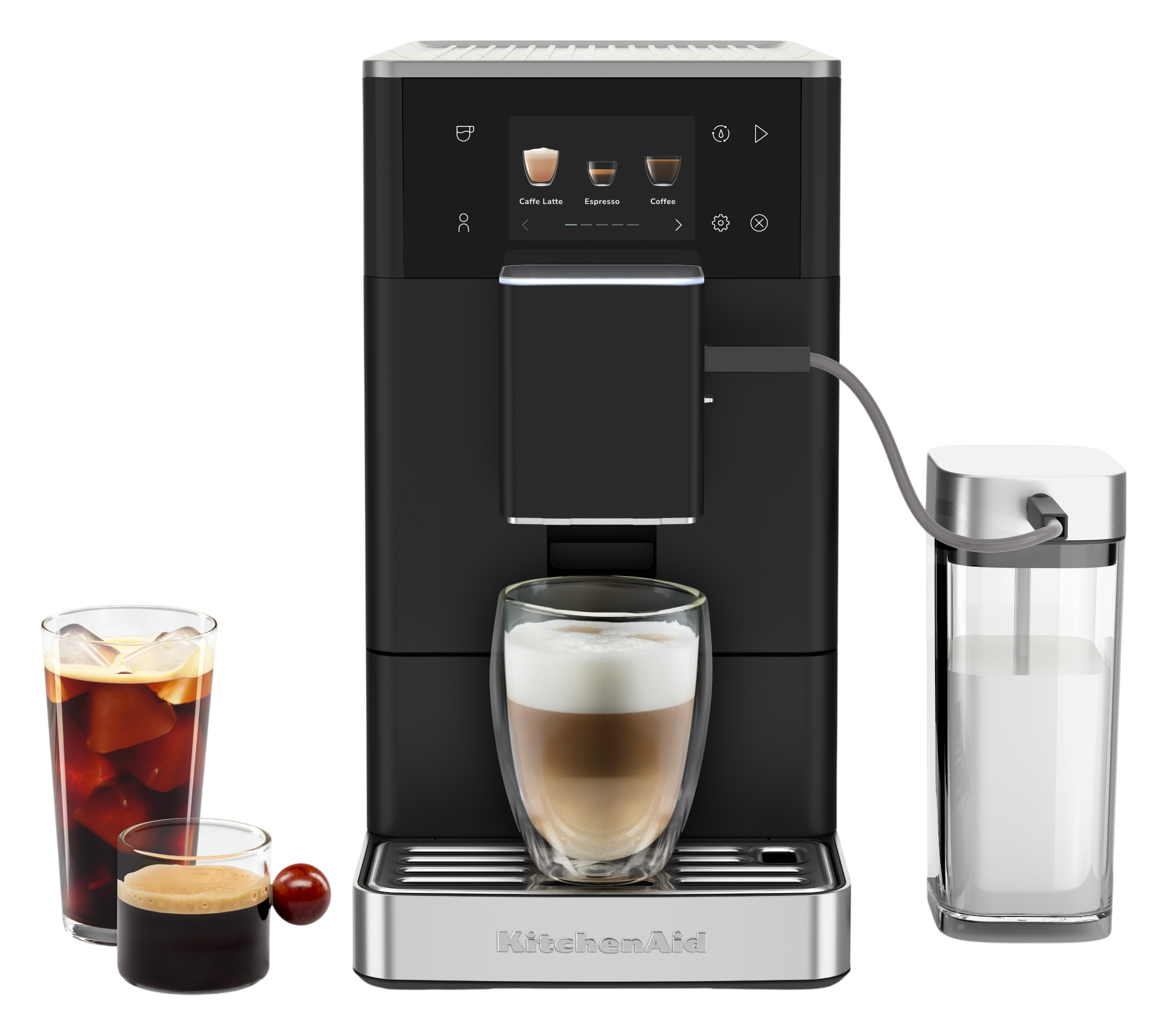 Eine schwarze Kaffeemaschine mit Milchkaraffe und drei Kaffeegetränken daneben.