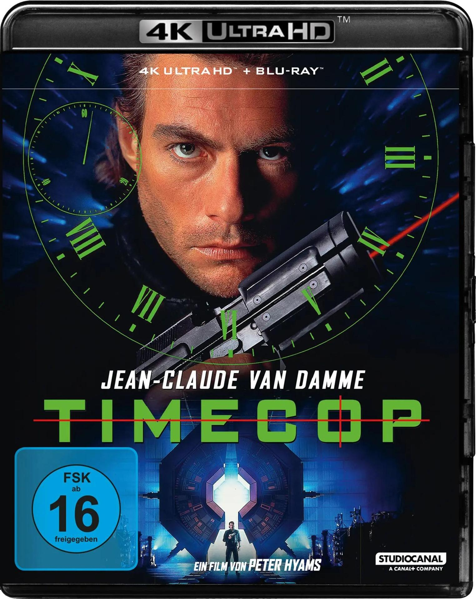 Jean-Claude Van Damme mit Waffe vor einer Uhr und futuristischen Kulissen.