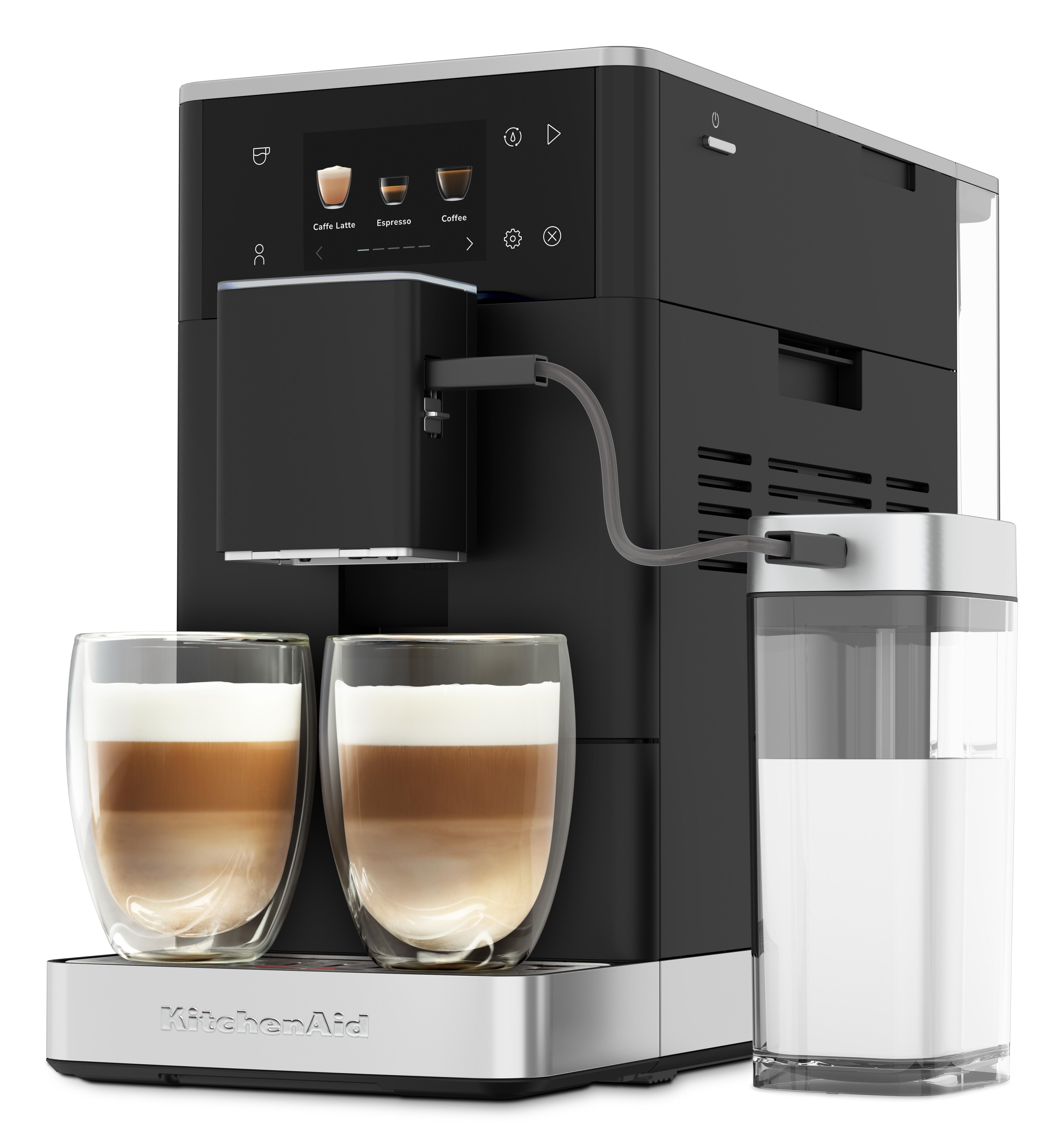 Eine schwarze Kaffeemaschine mit zwei Gläsern Latte und einem Milchbehälter.