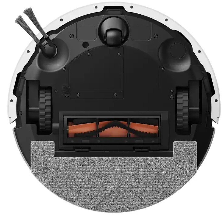 Spód białego robota sprzątającego z czarnymi kołami, szczotkami i pomarańczowym wałkiem.