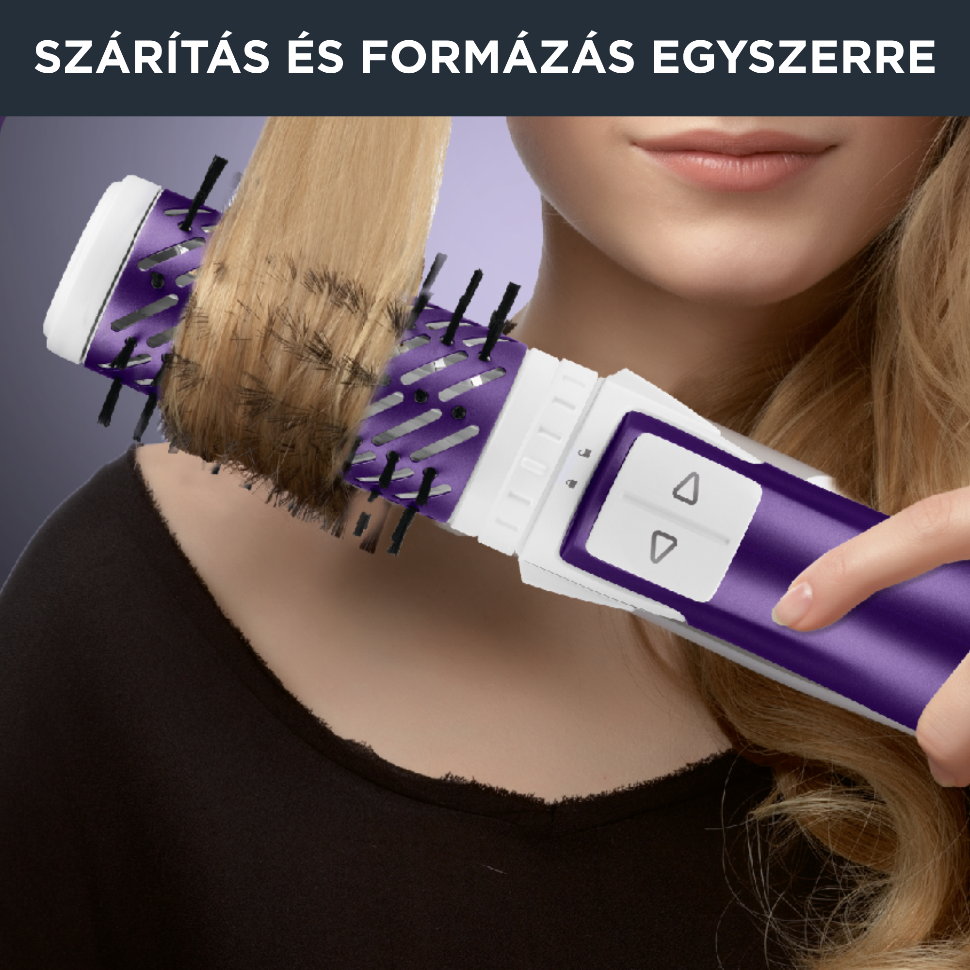 Egy személy lila és fehér hajszárító kefével szárítja és formázza szőke haját.
