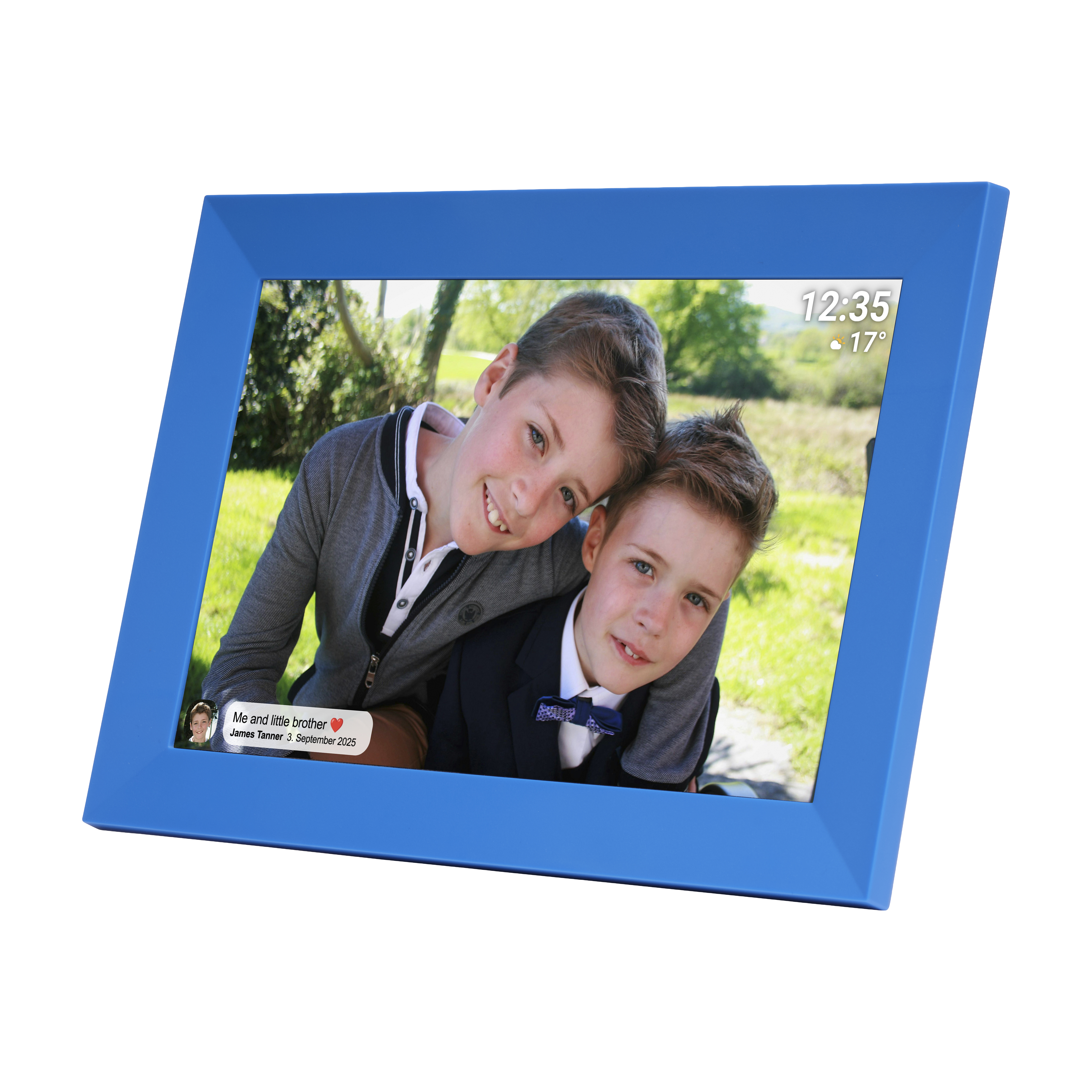 Zwei Jungen posieren für ein Foto, einer hält den anderen im Arm. Draußen.