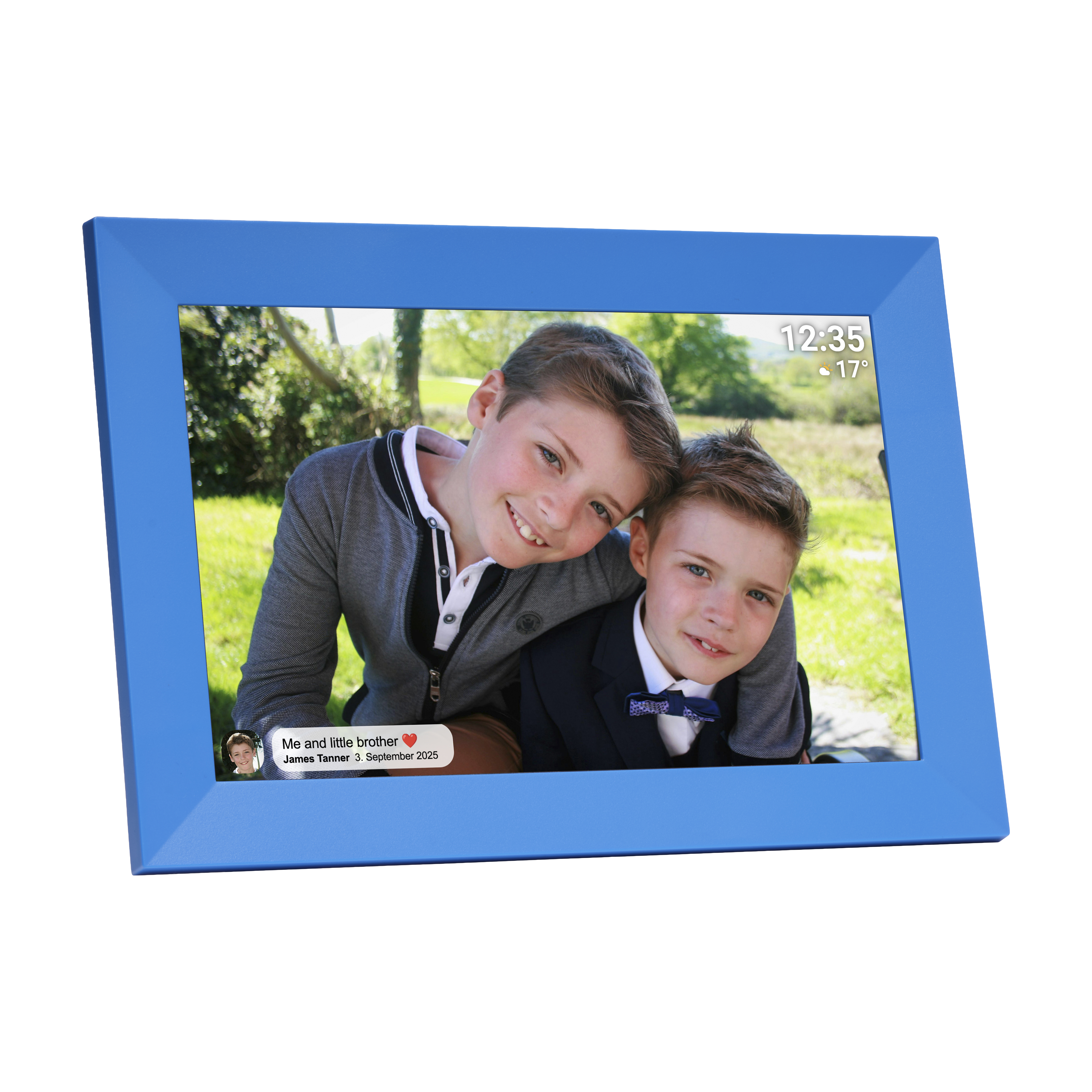 Zwei Jungen lächeln in einem blauen digitalen Fotorahmen, im Hintergrund grüne Natur.