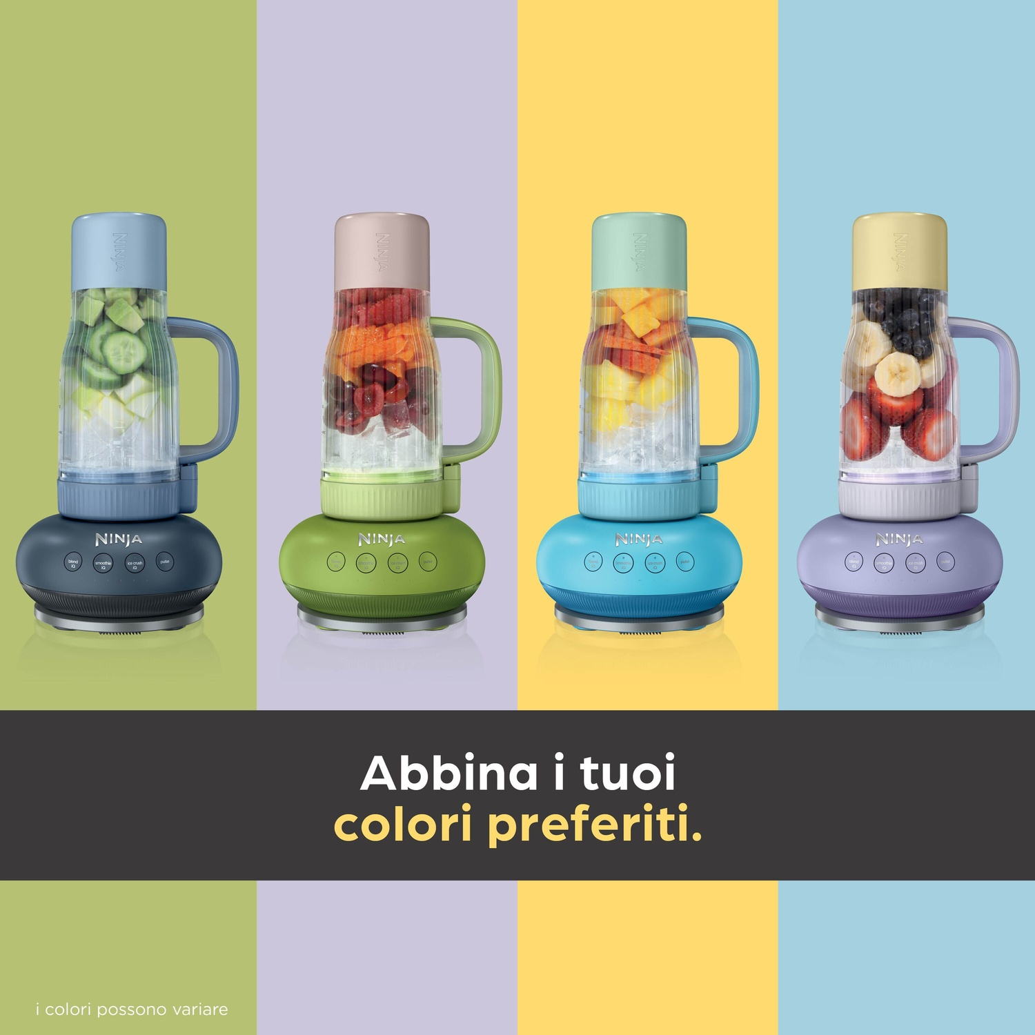 Quattro frullatori Ninja in diversi colori con frutta e ghiaccio.