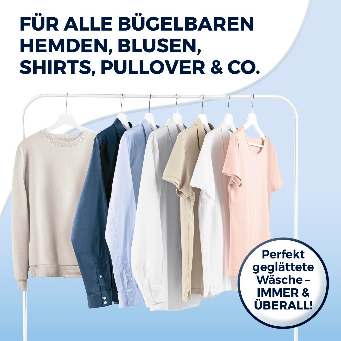 Mehrere Kleidungsstücke, darunter Sweatshirt, Hemden und T-Shirts, hängen an einer Kleiderstange.