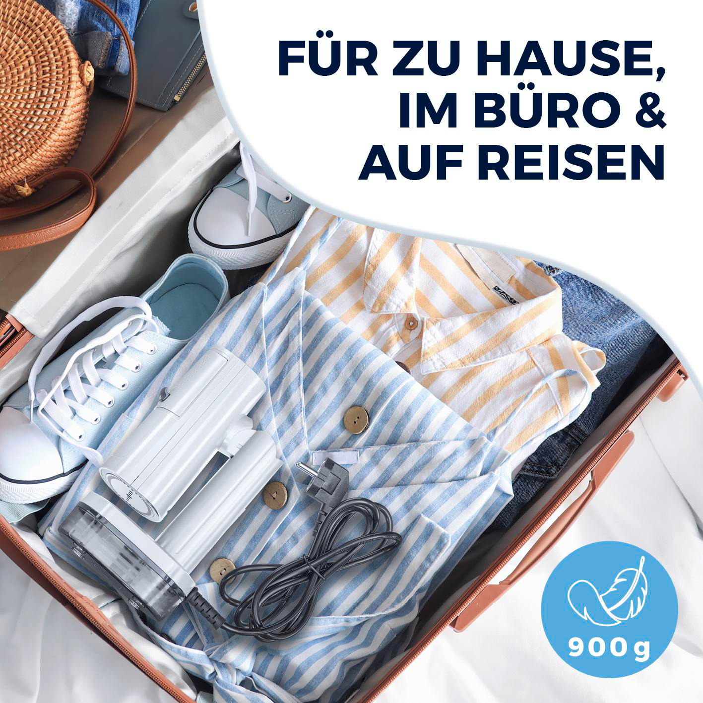 Ein Dampfglätter, Hemden, Jeans und Turnschuhe in einem Koffer.