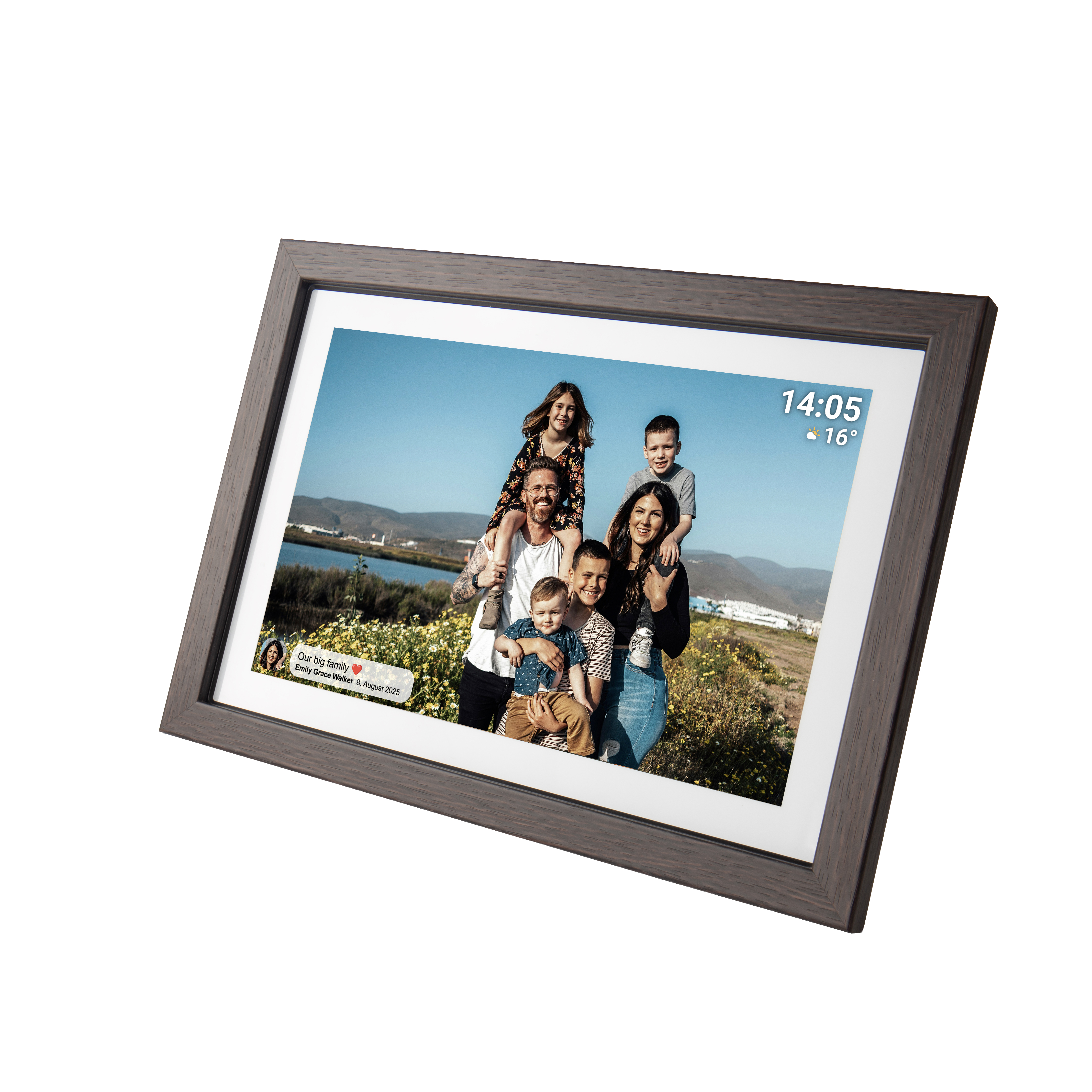 Eine Familie posiert vor einer sonnigen Kulisse mit Bergen und Wasser im Hintergrund.