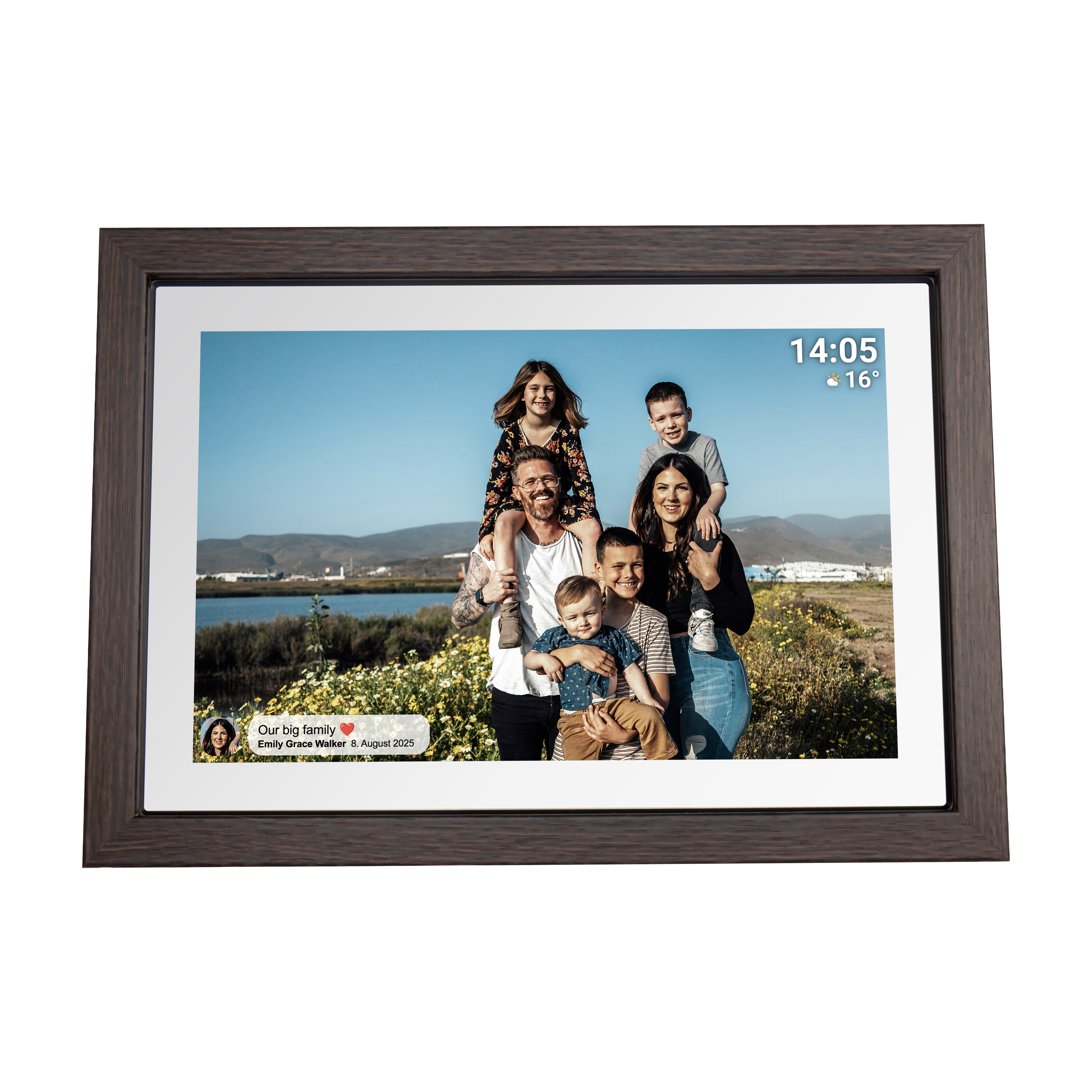 Eine Familie posiert für ein Foto im Freien mit Blumen und einem See im Hintergrund.