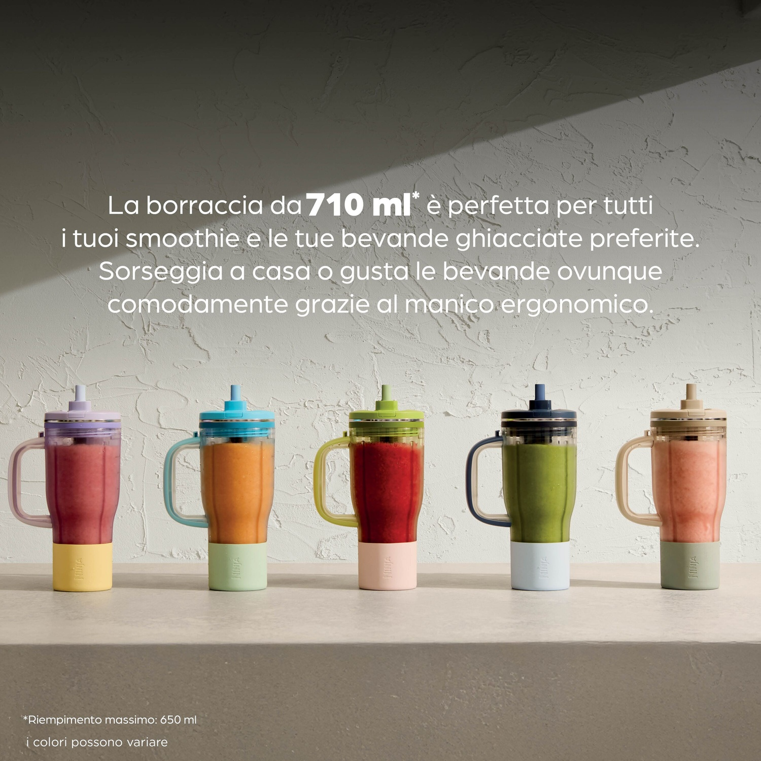 Cinque tazze colorate con manici e coperchi, piene di frullati.
