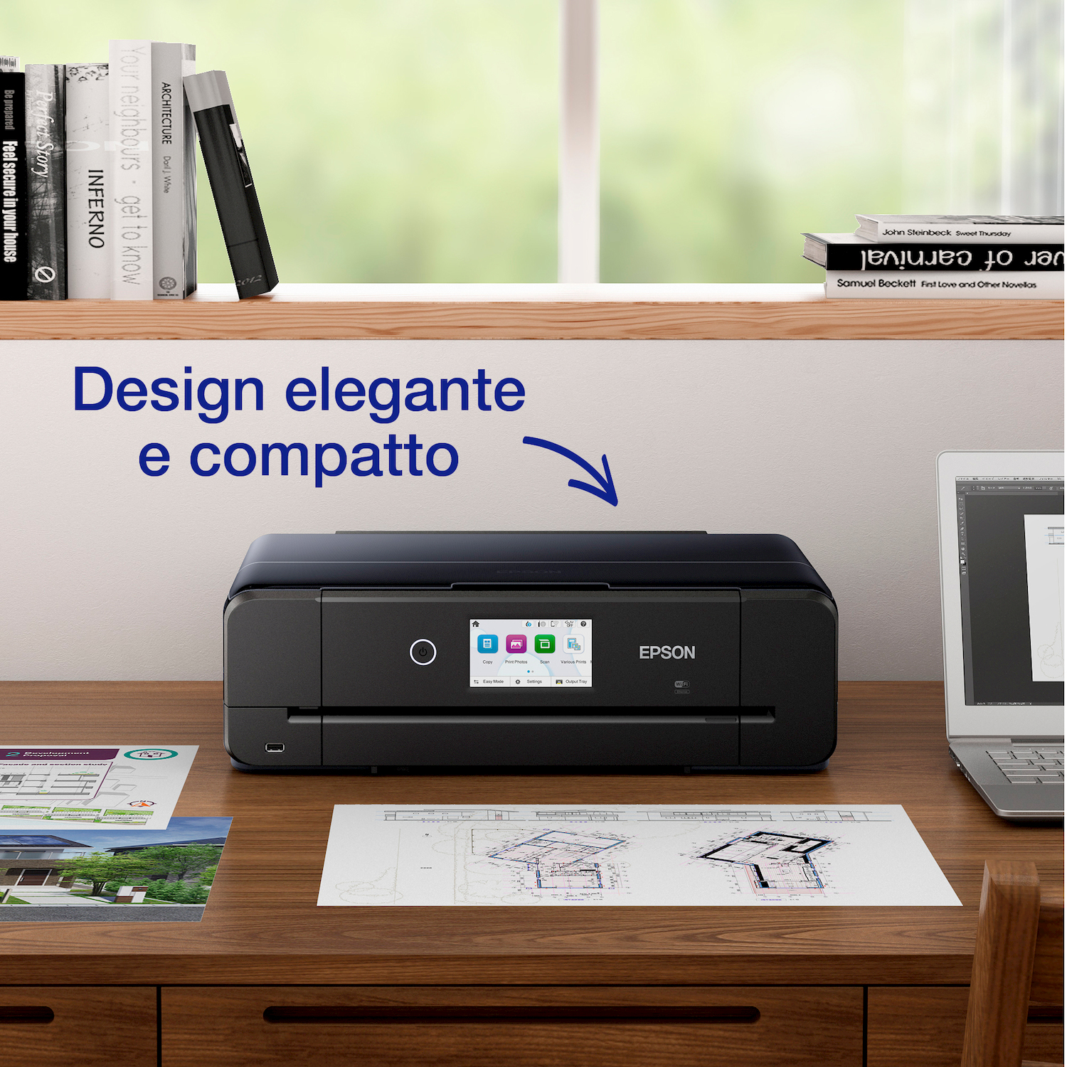 Una stampante Epson su una scrivania accanto a libri e un laptop.