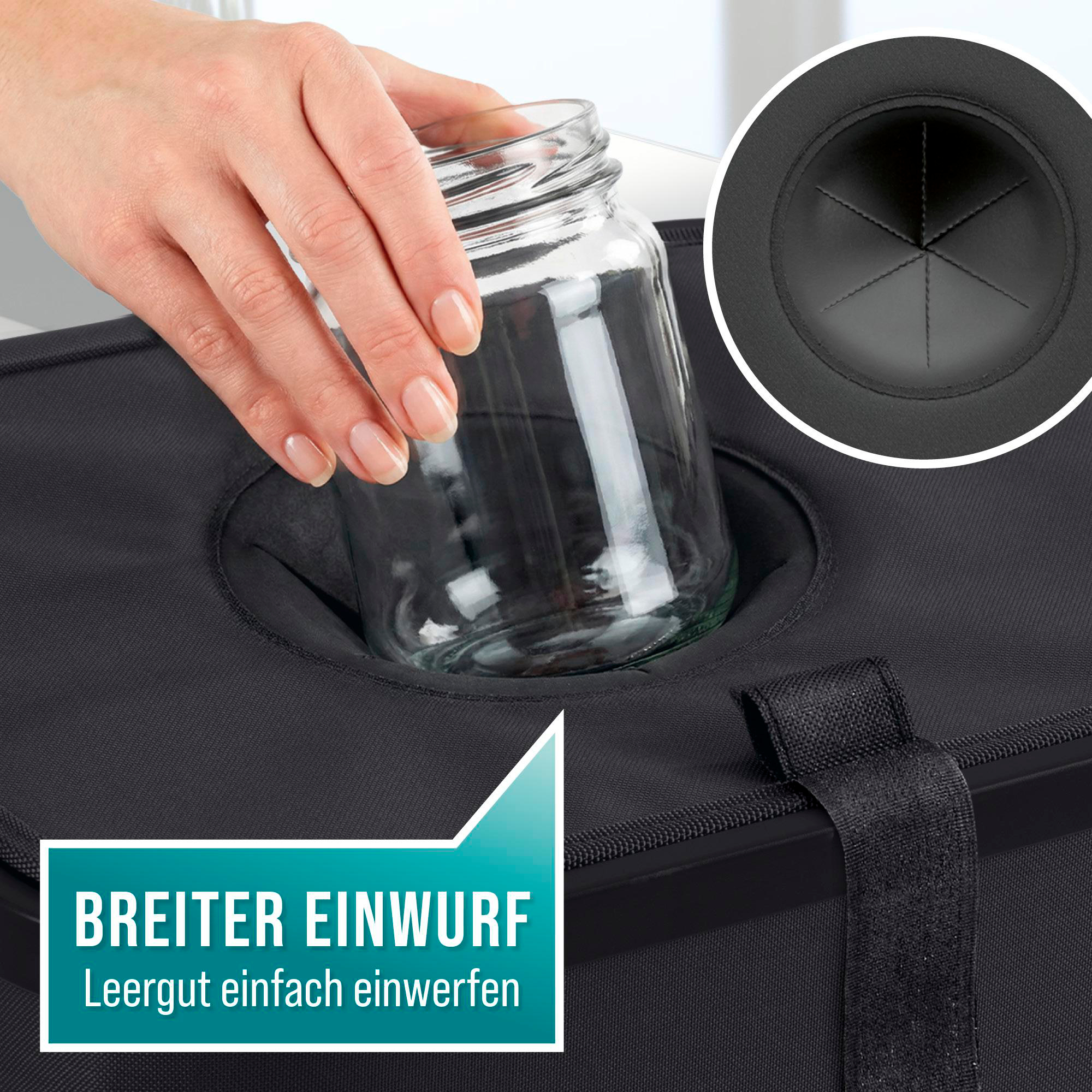 Eine Hand legt ein leeres Glas in eine schwarze Tasche mit breitem Einwurf.