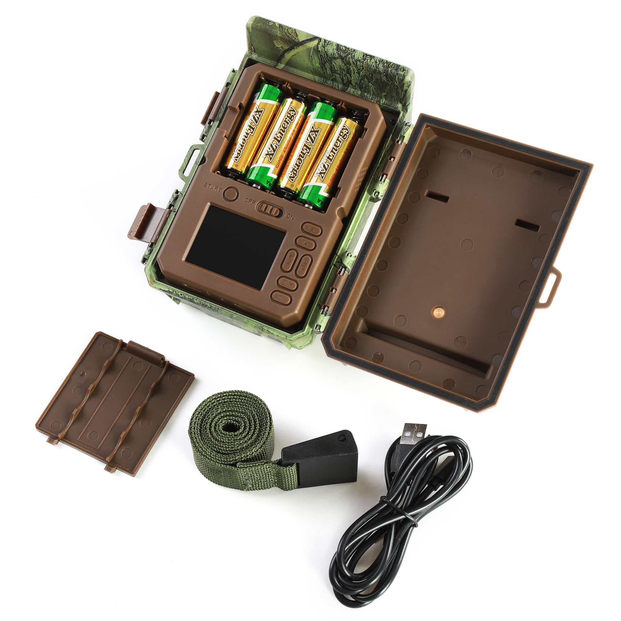 Offene Wildkamera mit vier AA-Batterien, Gurt und USB-Kabel auf weißem Hintergrund.