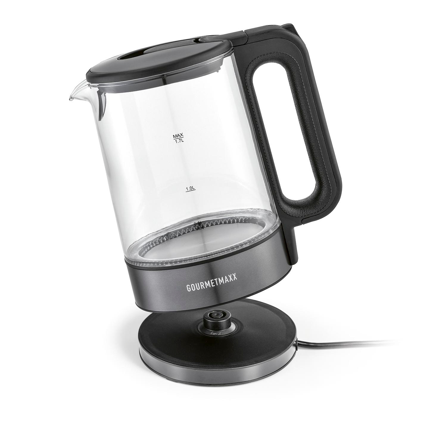 Ein transparenter Wasserkocher mit schwarzem Griff und Sockel auf weißem Hintergrund.