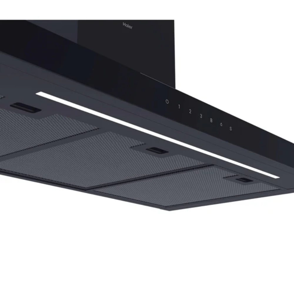 Campana extractora negra con controles táctiles e iluminación LED.