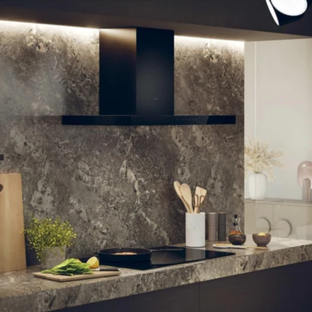 Cocina moderna con mármol oscuro y campana extractora negra.