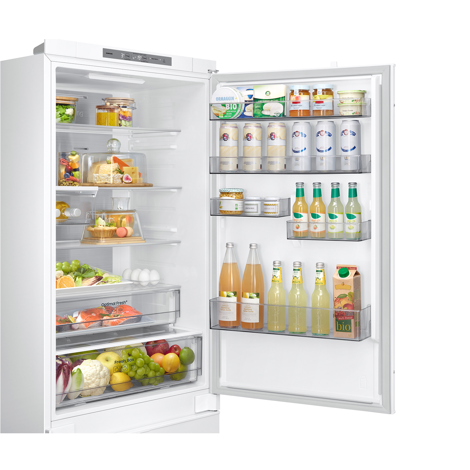 Un refrigerador abierto con alimentos en estantes y cajones.