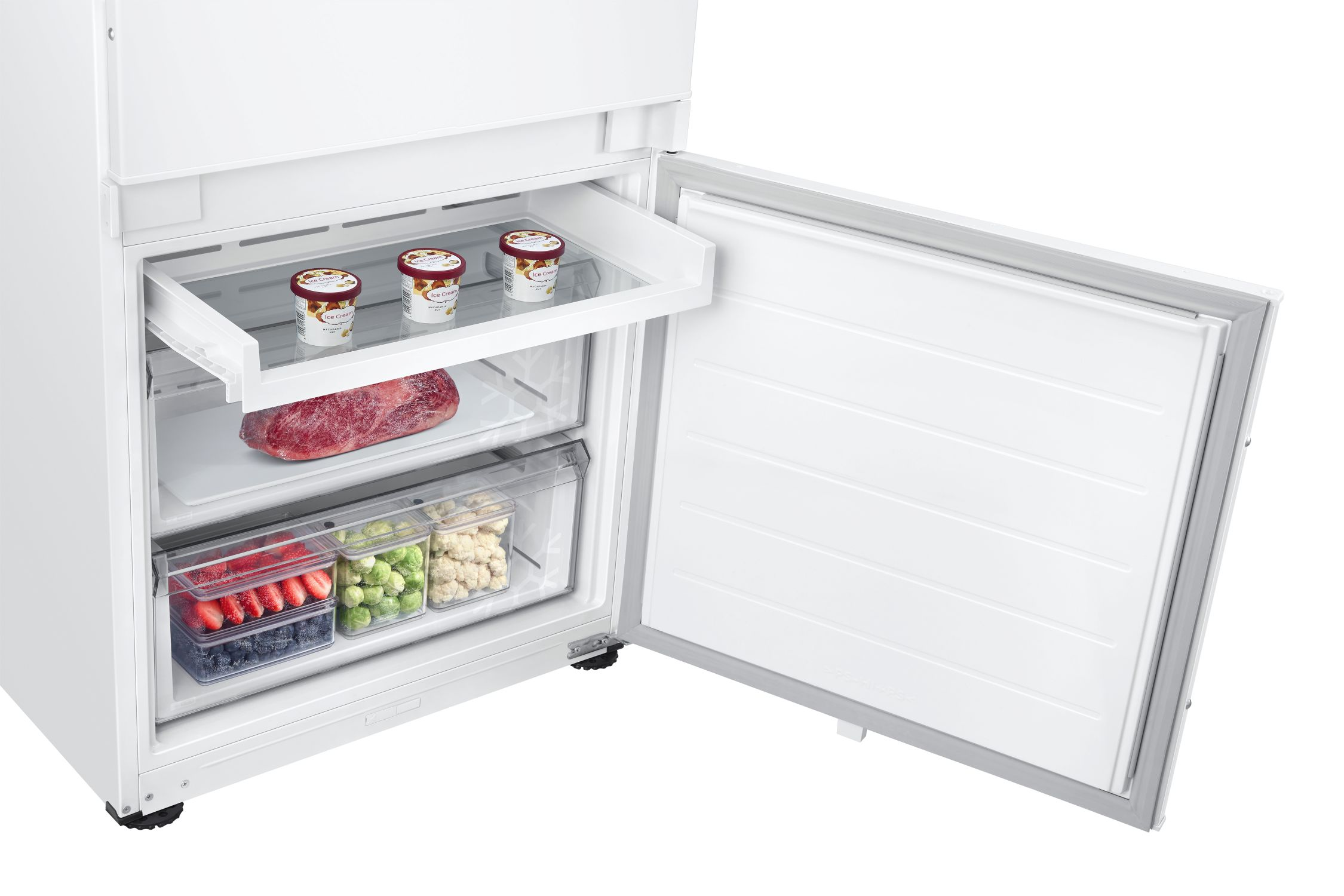 Cajón congelador blanco abierto con helado, carne, fresas, arándanos y coliflor.