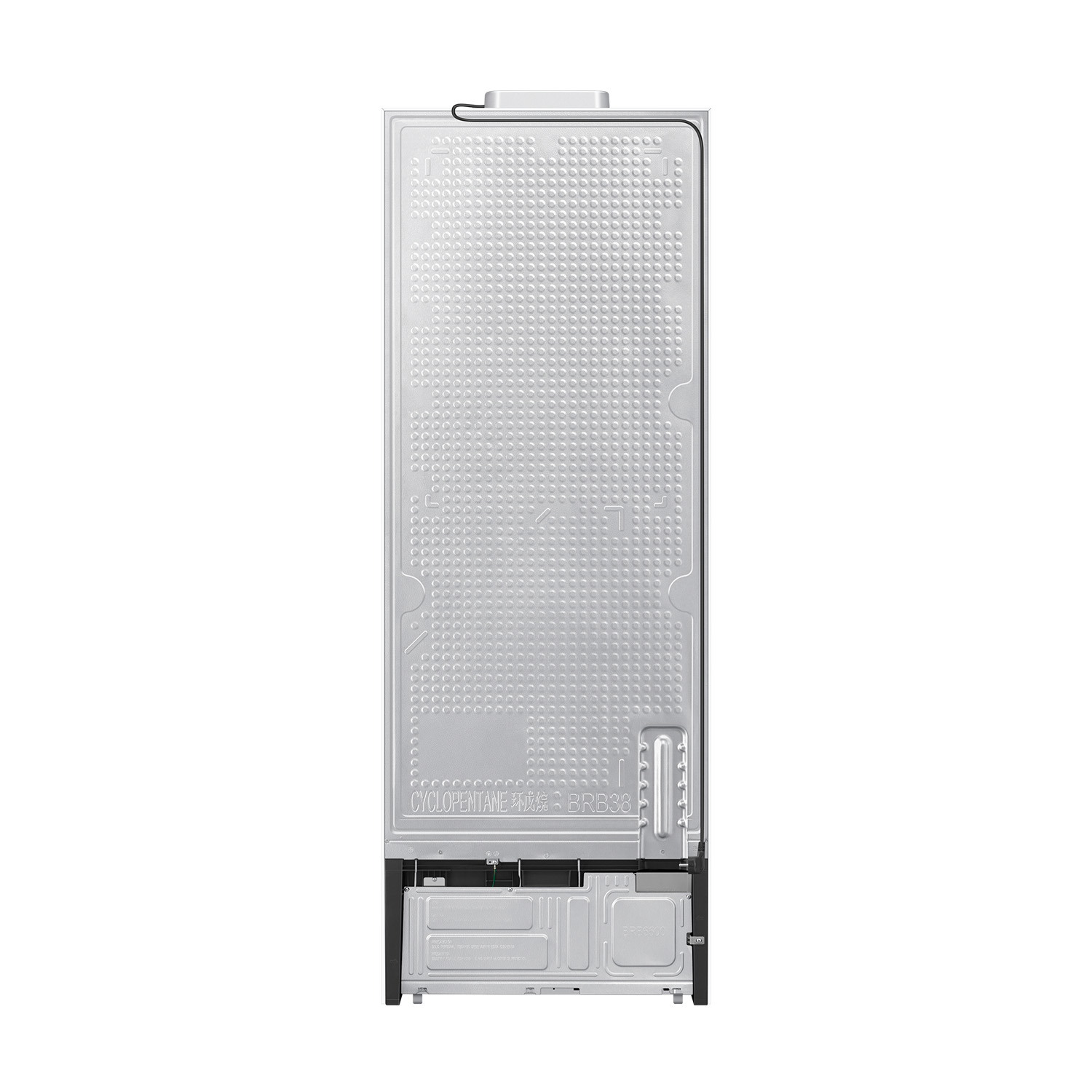 La parte trasera de un refrigerador blanco con tubos plateados y etiquetas.
