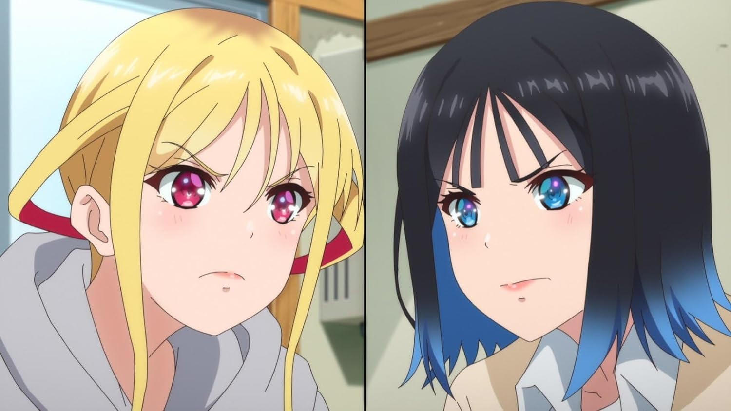 Zwei Anime-Mädchen mit ernsten Ausdrücken, eines mit blondem Haar, das andere mit schwarzem Haar.