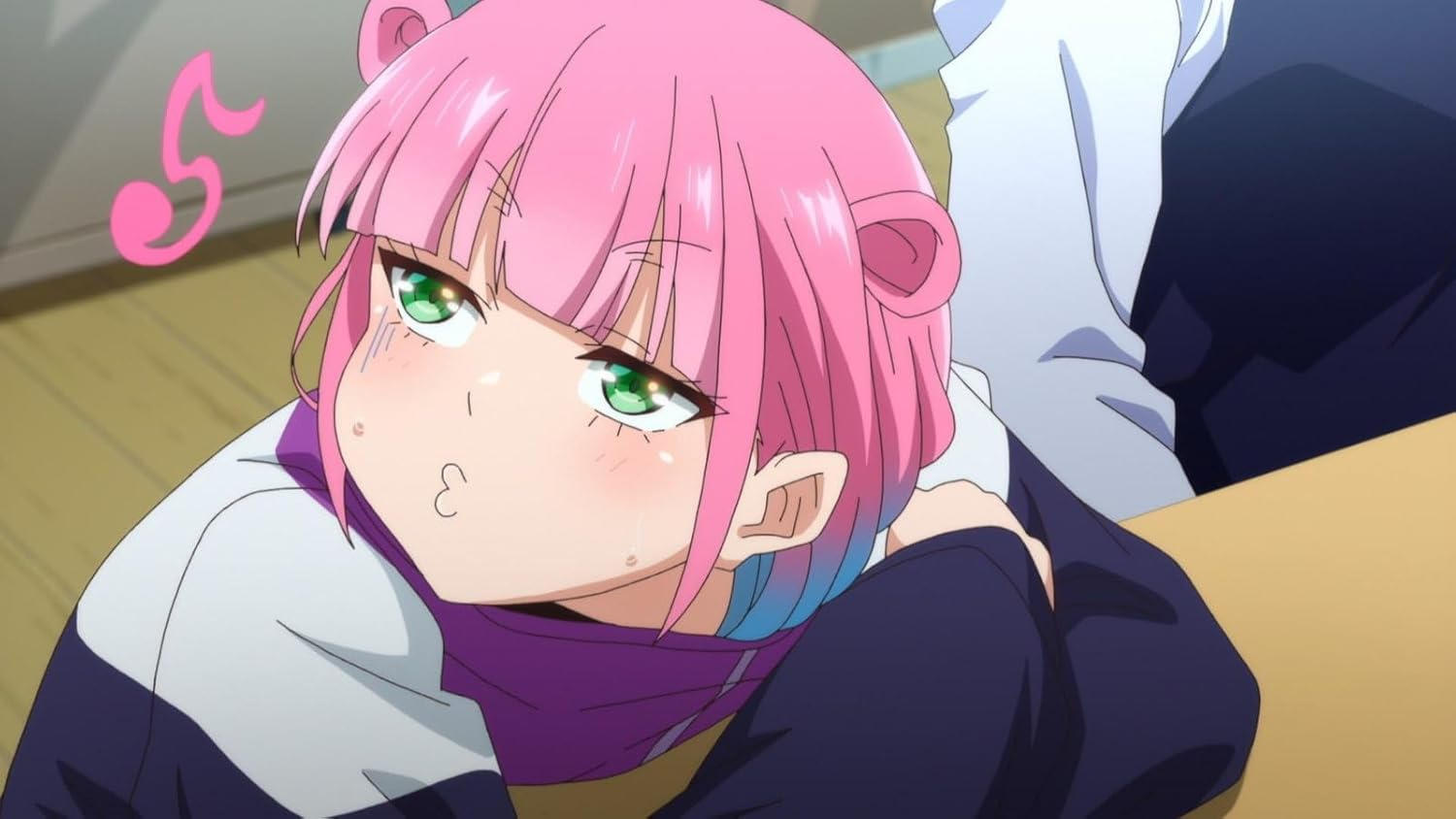 Anime-Mädchen mit rosa Haaren und grünen Augen, das einen Ausdruck der Überraschung zeigt.