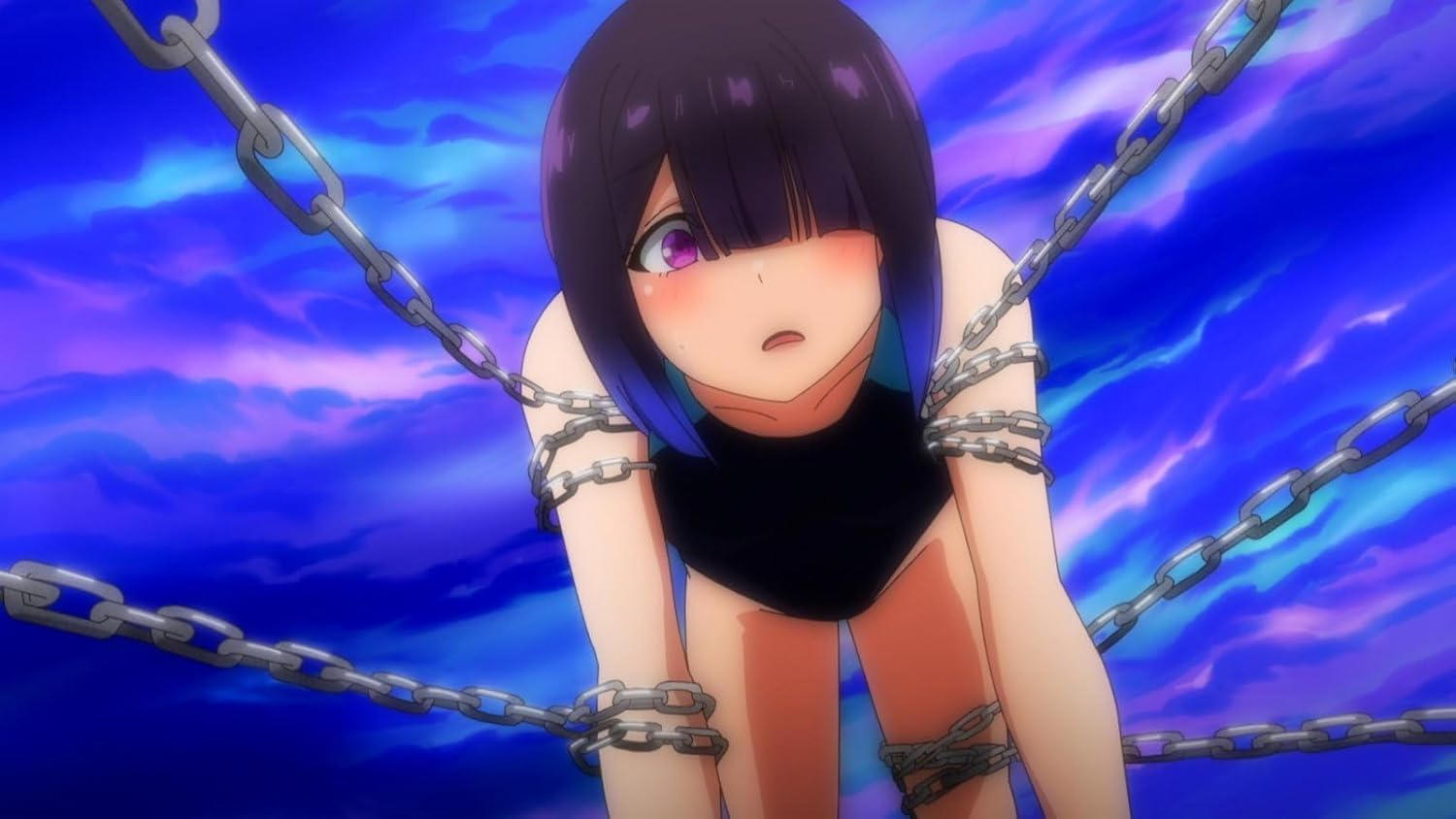 Anime-Mädchen mit lila Augen, in Ketten, vor blauem Himmel.