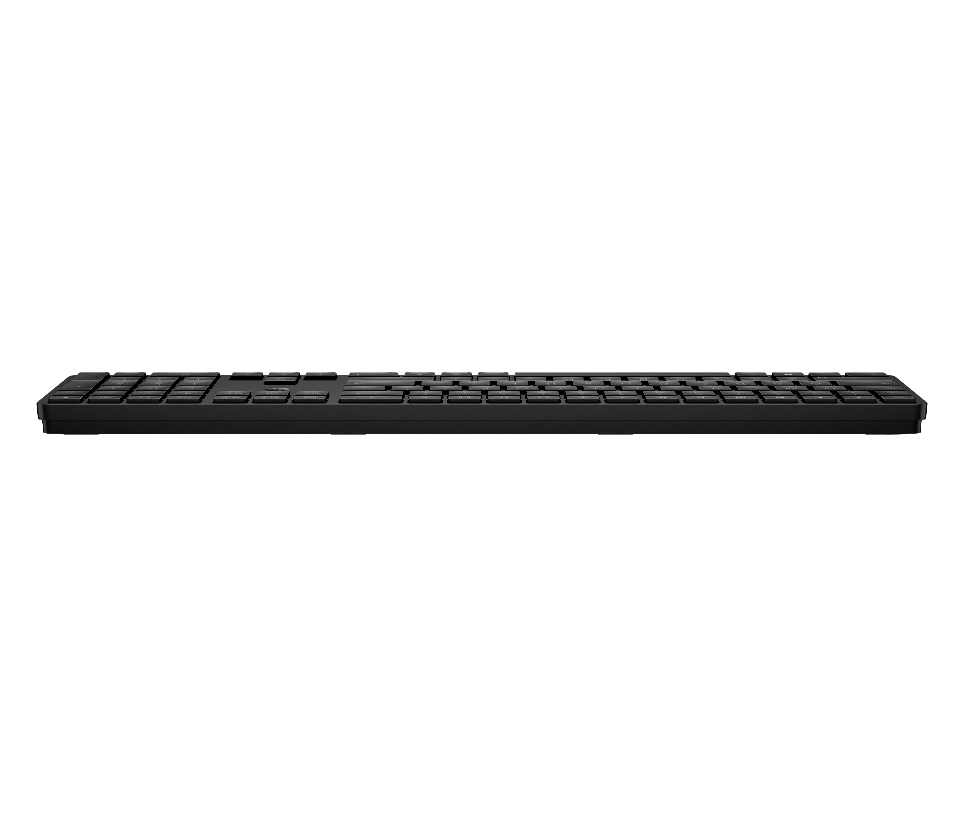Schwarze Computertastatur mit Nummernblock auf schwarzem Hintergrund.