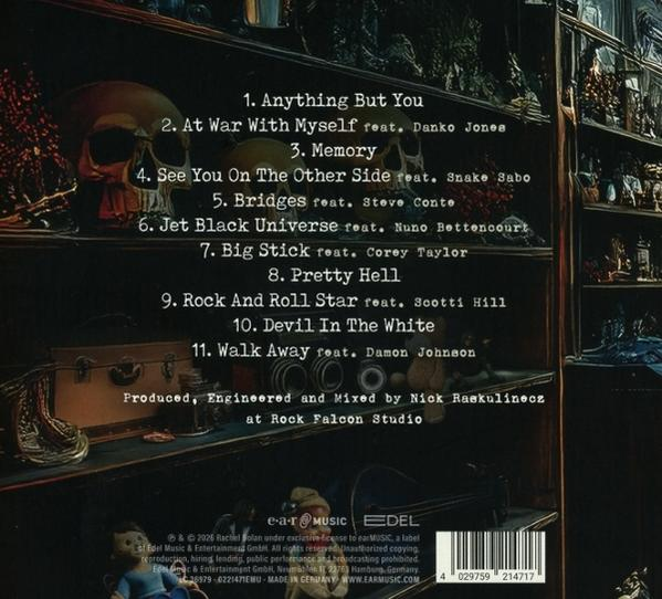 Rückseite eines Albums mit Songliste, Totenschädel, Spielzeug und Regalen voller Gegenstände.