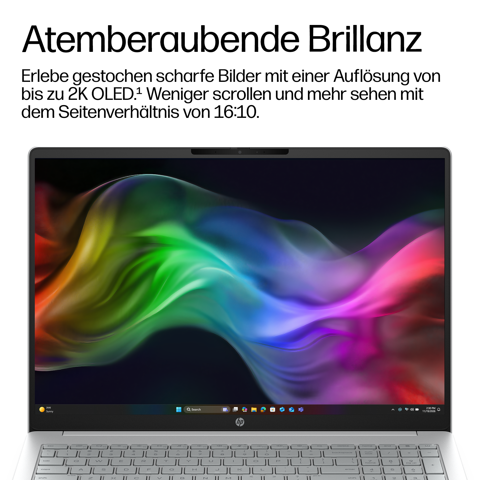 Ein offenes silbernes Laptop mit einem farbenfrohen, abstrakten Hintergrund auf dem Bildschirm.