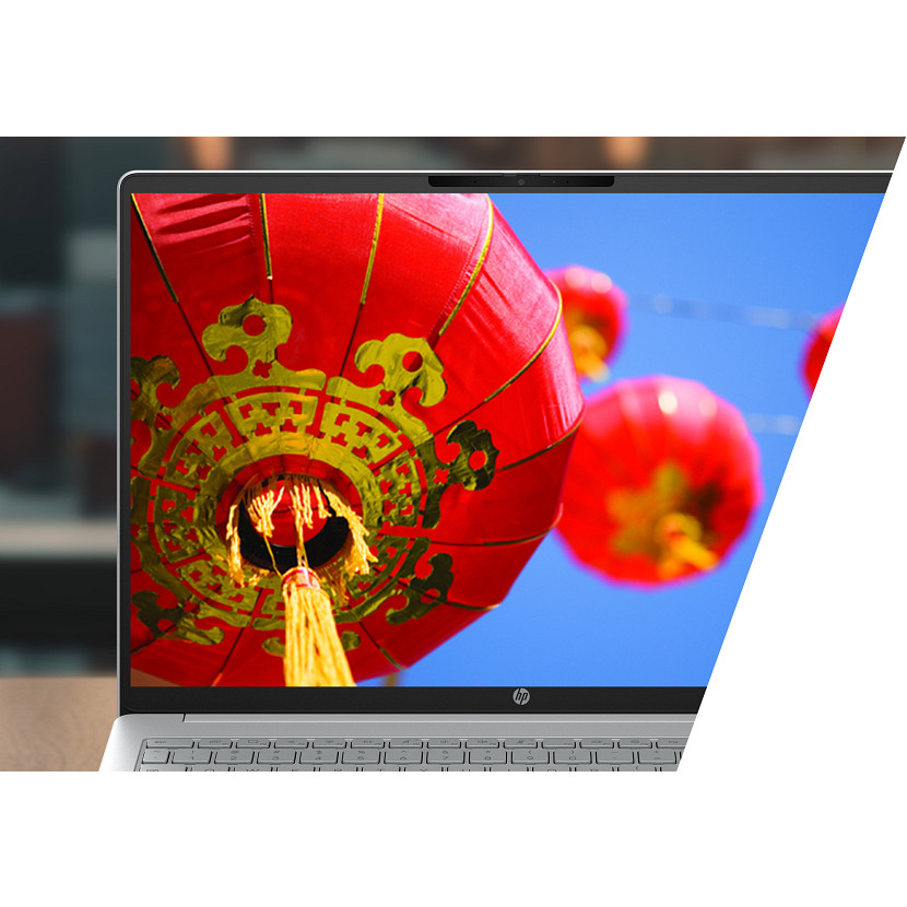 Ein Laptop zeigt rote chinesische Laternen vor blauem Himmel.
