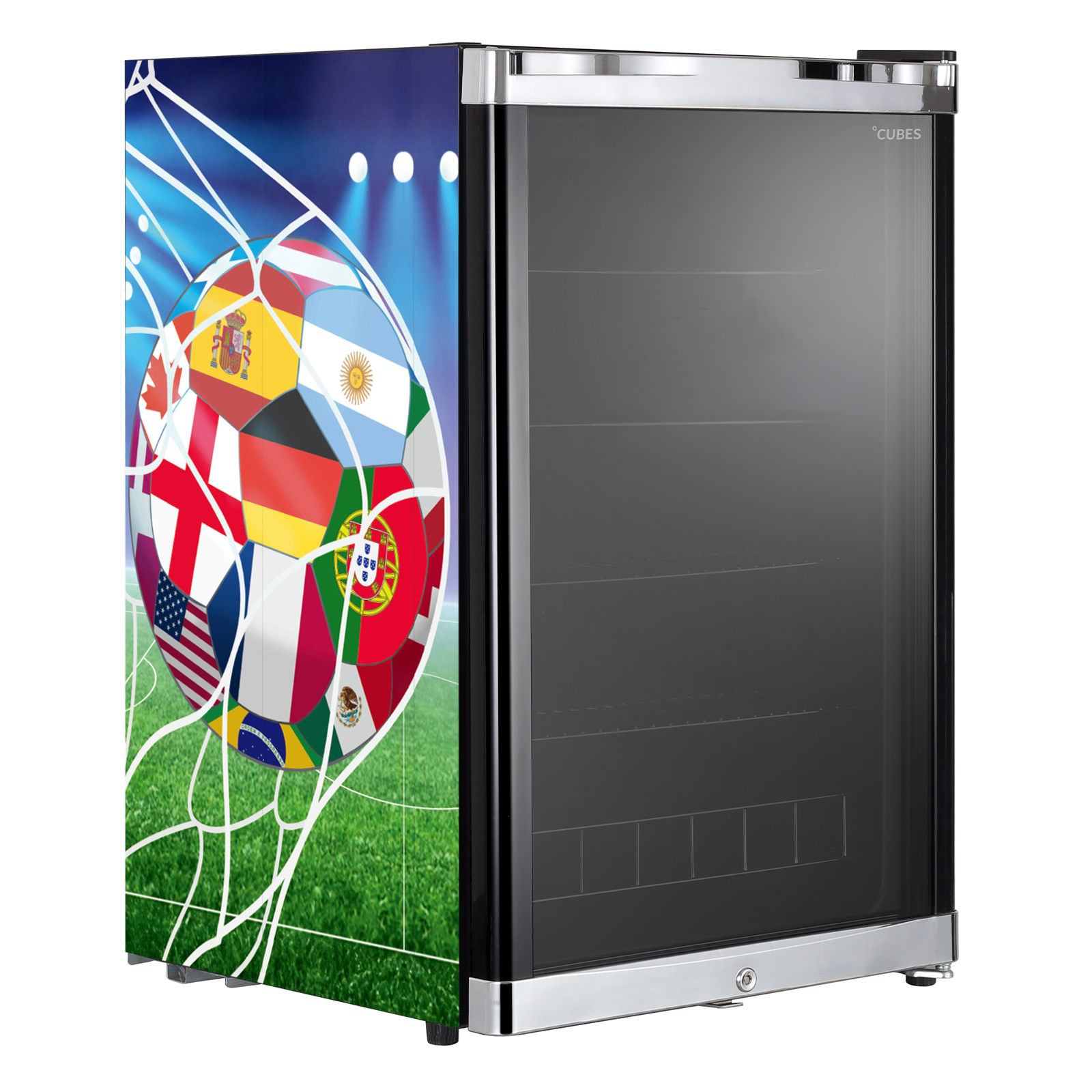 Ein Kühlschrank mit Fußball-Design: Ball, Netz, Rasen, Lichter, Glasfront mit Regalen.