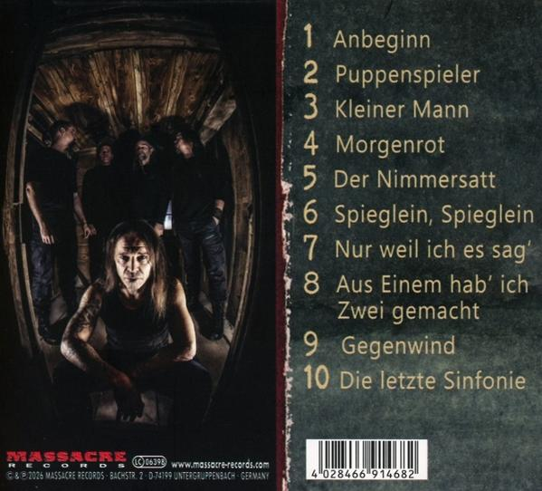 Sechs Musiker in dunkler Kleidung stehen in einem Holzgefäß. Trackliste rechts.
