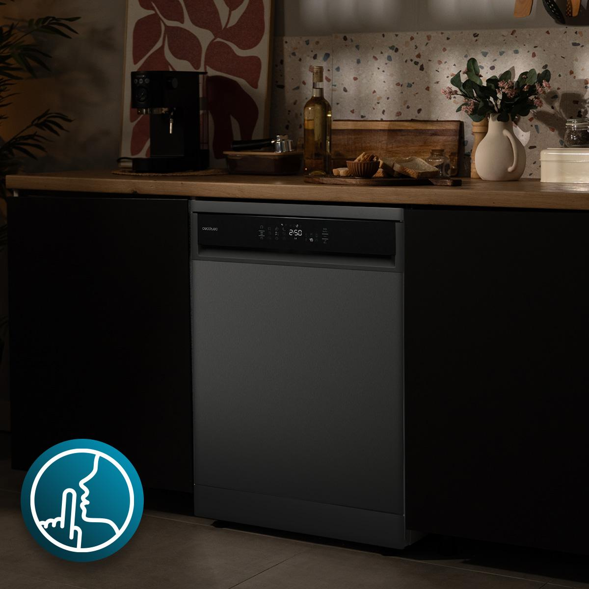 Una cocina oscura con lavavajillas y decoraciones en la encimera.