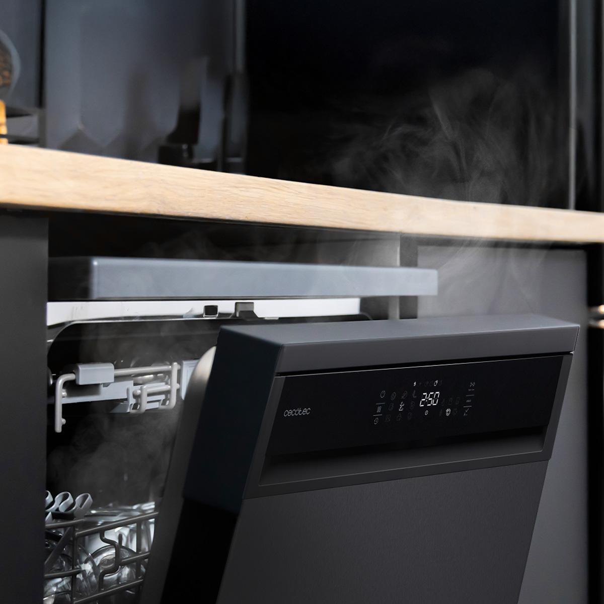 El vapor sale de un lavavajillas abierto con panel de control negro.