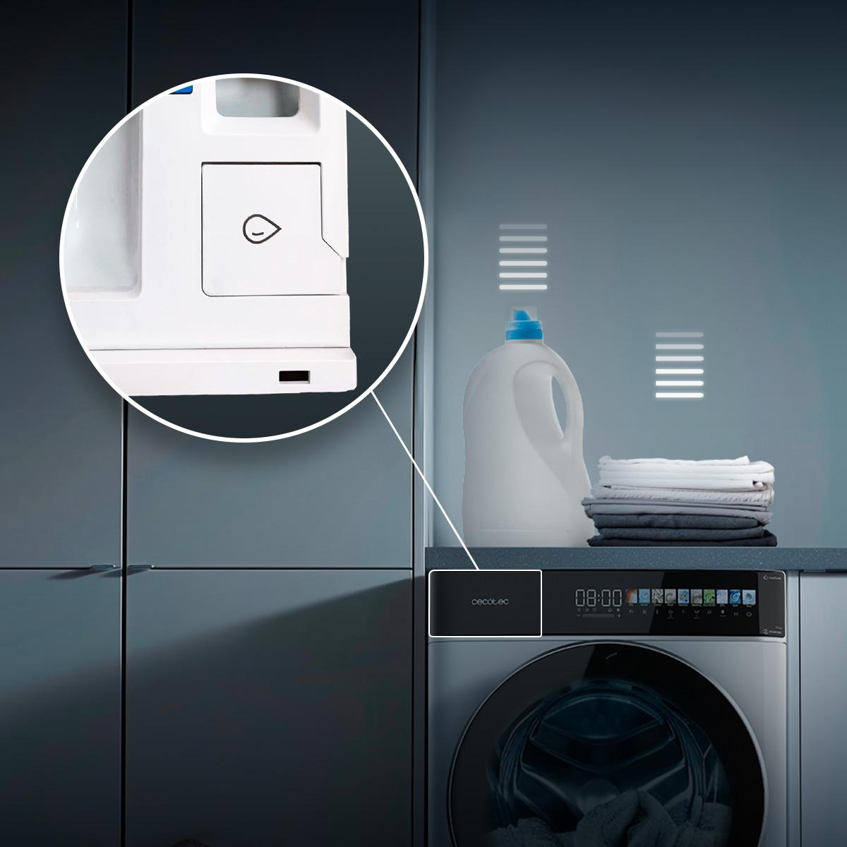 Una lavadora con dispensador de detergente, ropa y panel de control.