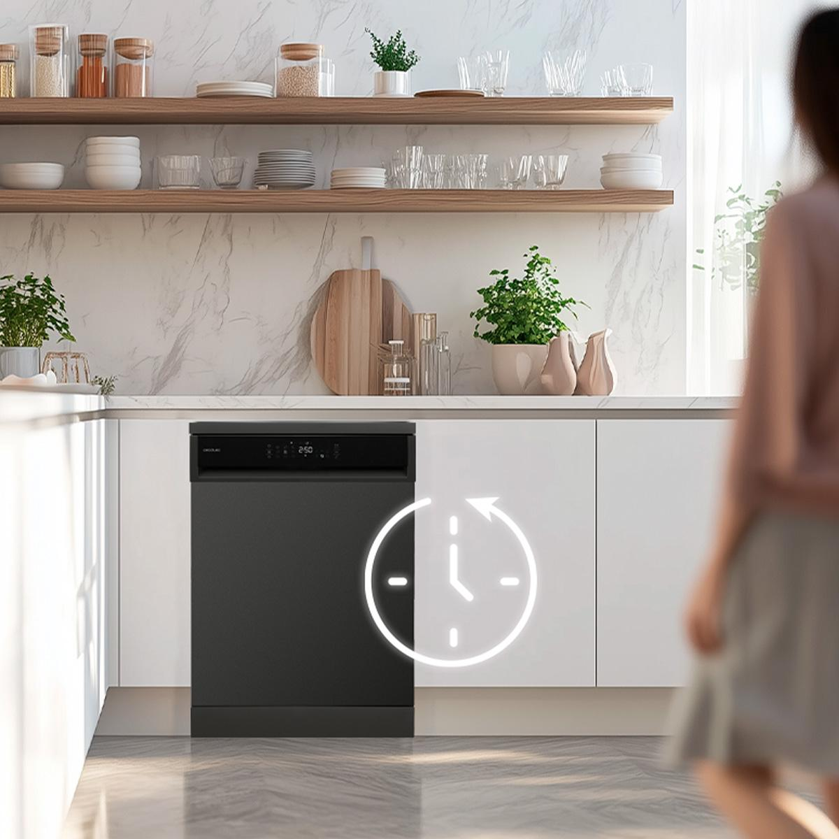 Una persona delante de un lavavajillas negro en una cocina moderna con estantes.